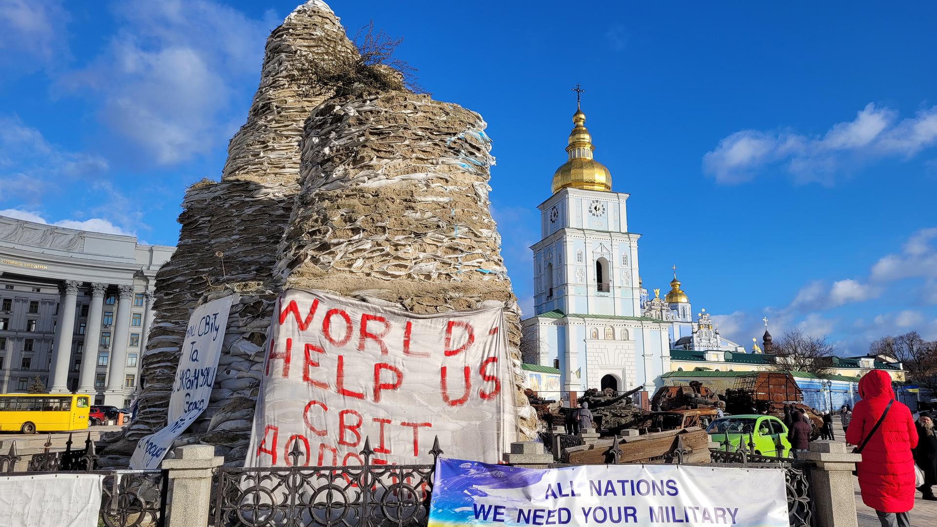 De nombreuses statues de Kiev ont été recouvertes de sacs de sable pour les protéger.
