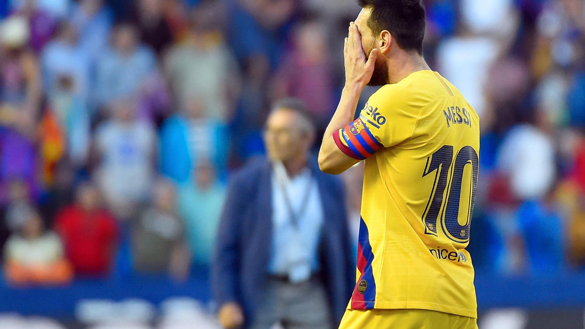 Lionel Messi se cache le visage après la défaite honteuse du Barça à Levante (1-3)