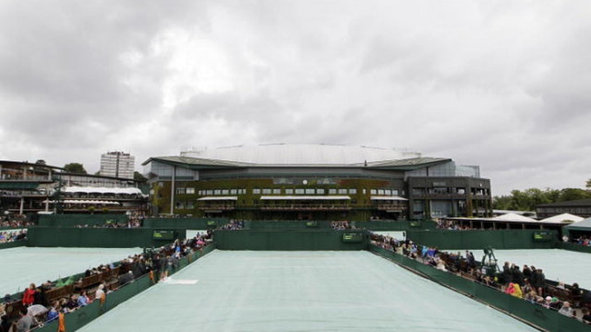 Les courts du All England Club à Wimbledon sont bâchés ce mercredi après-midi