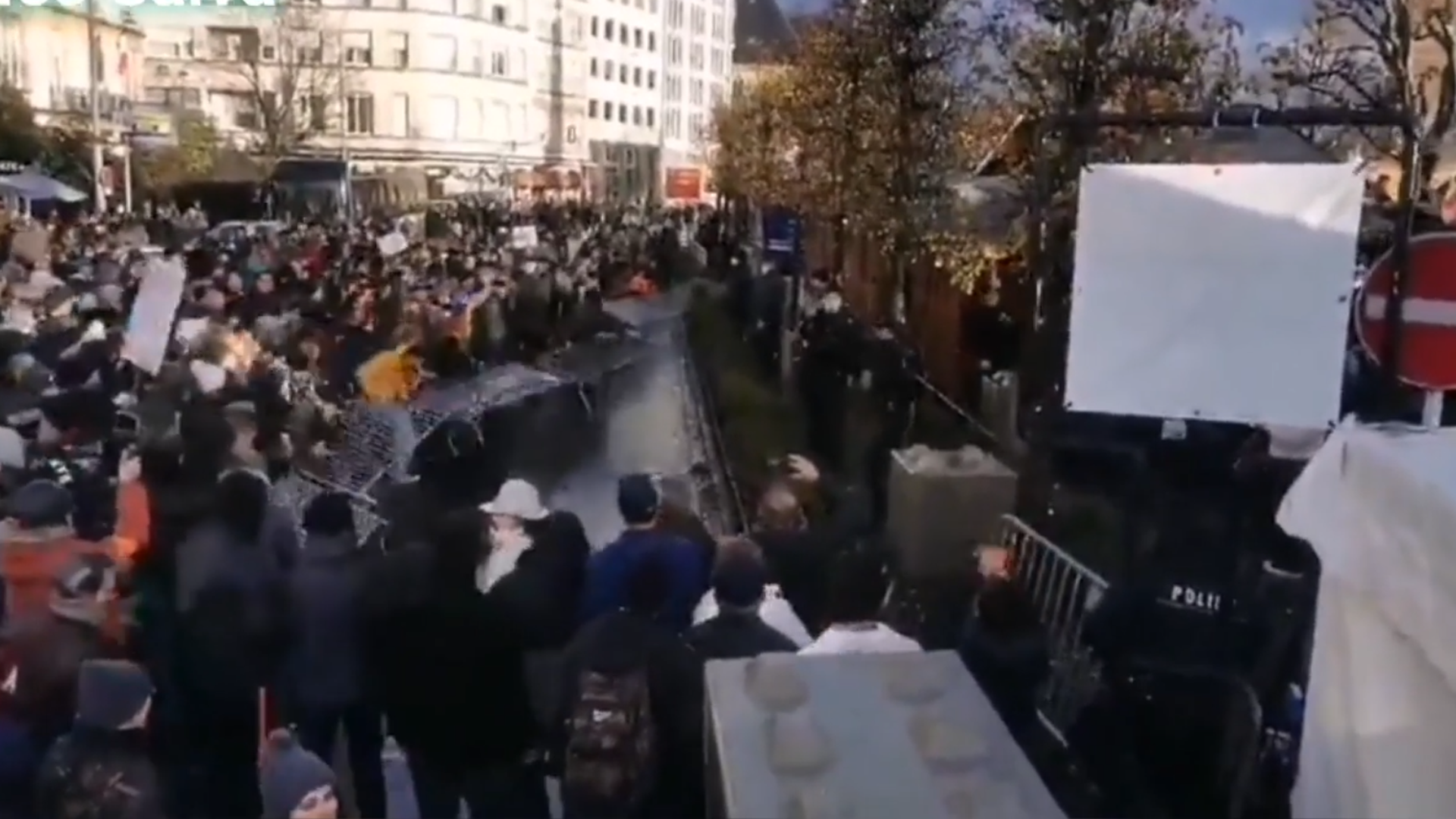 Les manifestants ont arraché des barrières du marché de Noël de la place de la Constitution.  