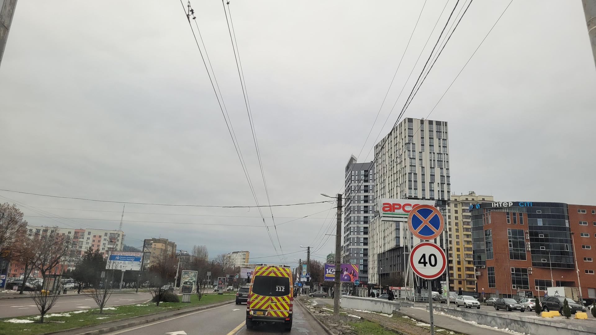 Le convoi s'approche de Lviv, la principale ville de l'est de l'Ukraine. 
