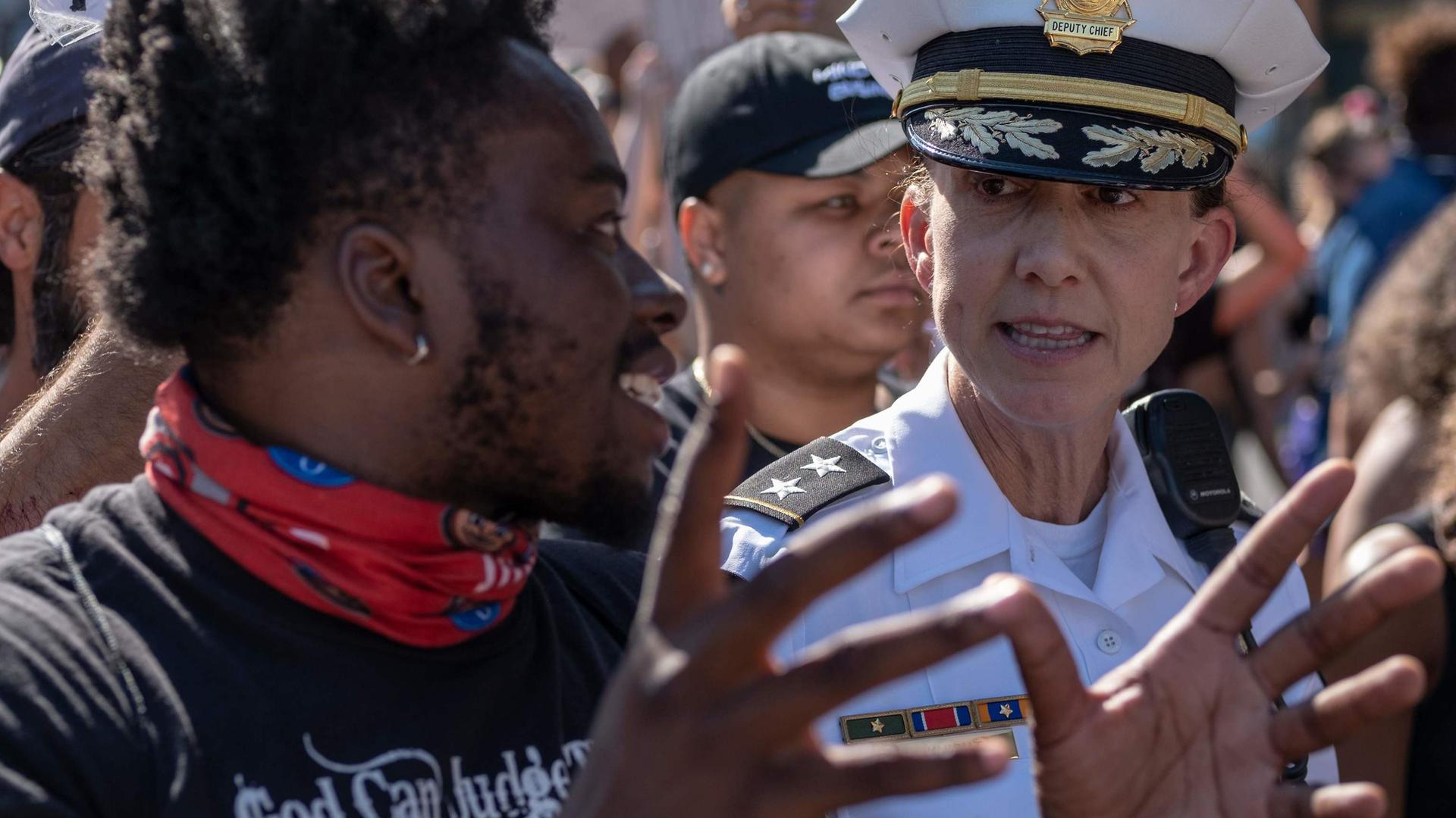 La cheffe du Département de la police de Columbus, Jennifer Knight, n'a pas hésité à rejoindre les manifestants pour exprimer elle aussi son soutien à la lutte contre les violences policières.