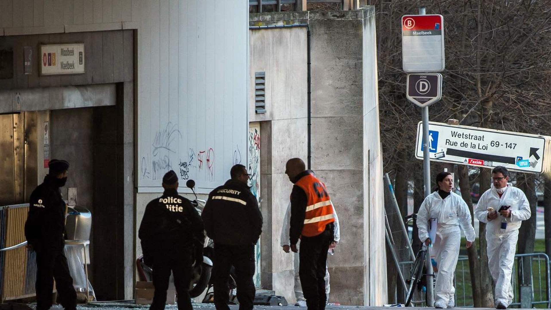 Les enquêteurs sont à l'entrée de la station de métro où s'est produite l'explosion.