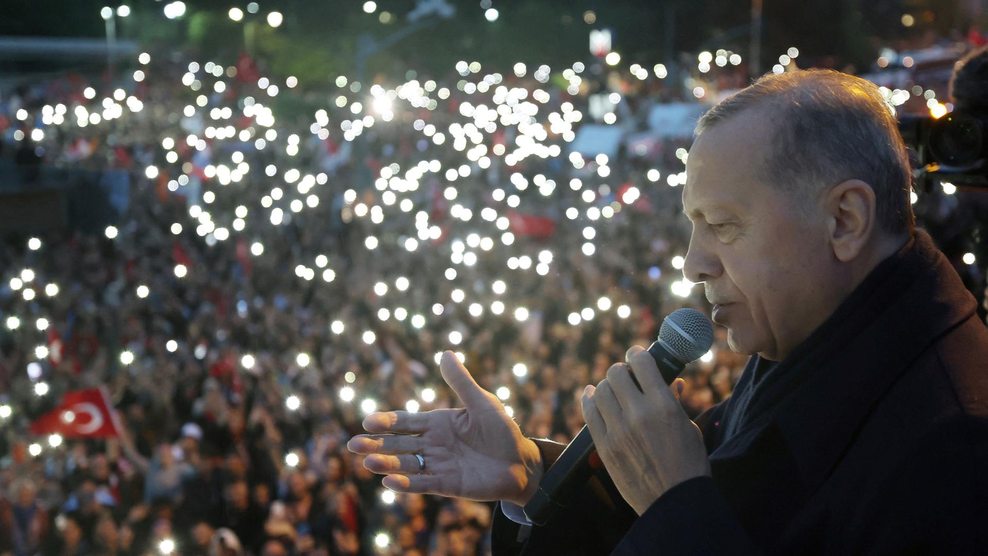Erdogan a été fêté en rock star par une foule de dizaines de milliers de partisans qui l'attendait devant le palais présidentiel.
