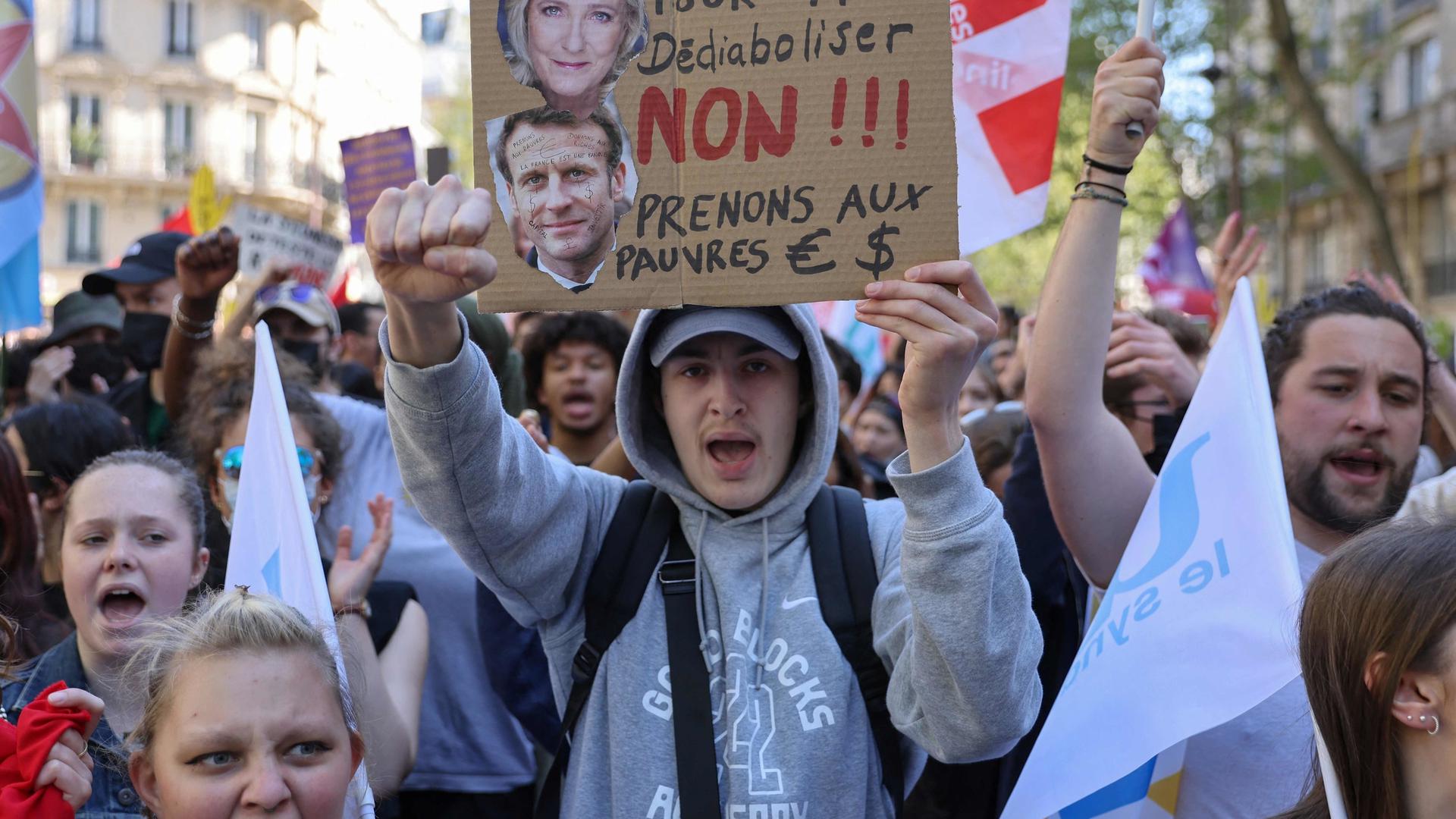 Dès l'entre-deux-tours, les militants se sont rassemblés pour manifester leur mécontentement face au choix qui s'imposait entre Le Pen et Macron, comme ici à Paris.