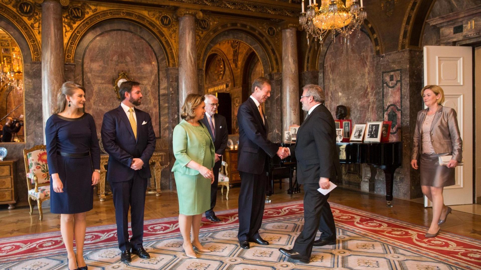 Le président de la Chambre des députés, Mars Di Bartolomeo, arrive au château de Berg. L'endroit sert de résidence au couple grand-ducal. 