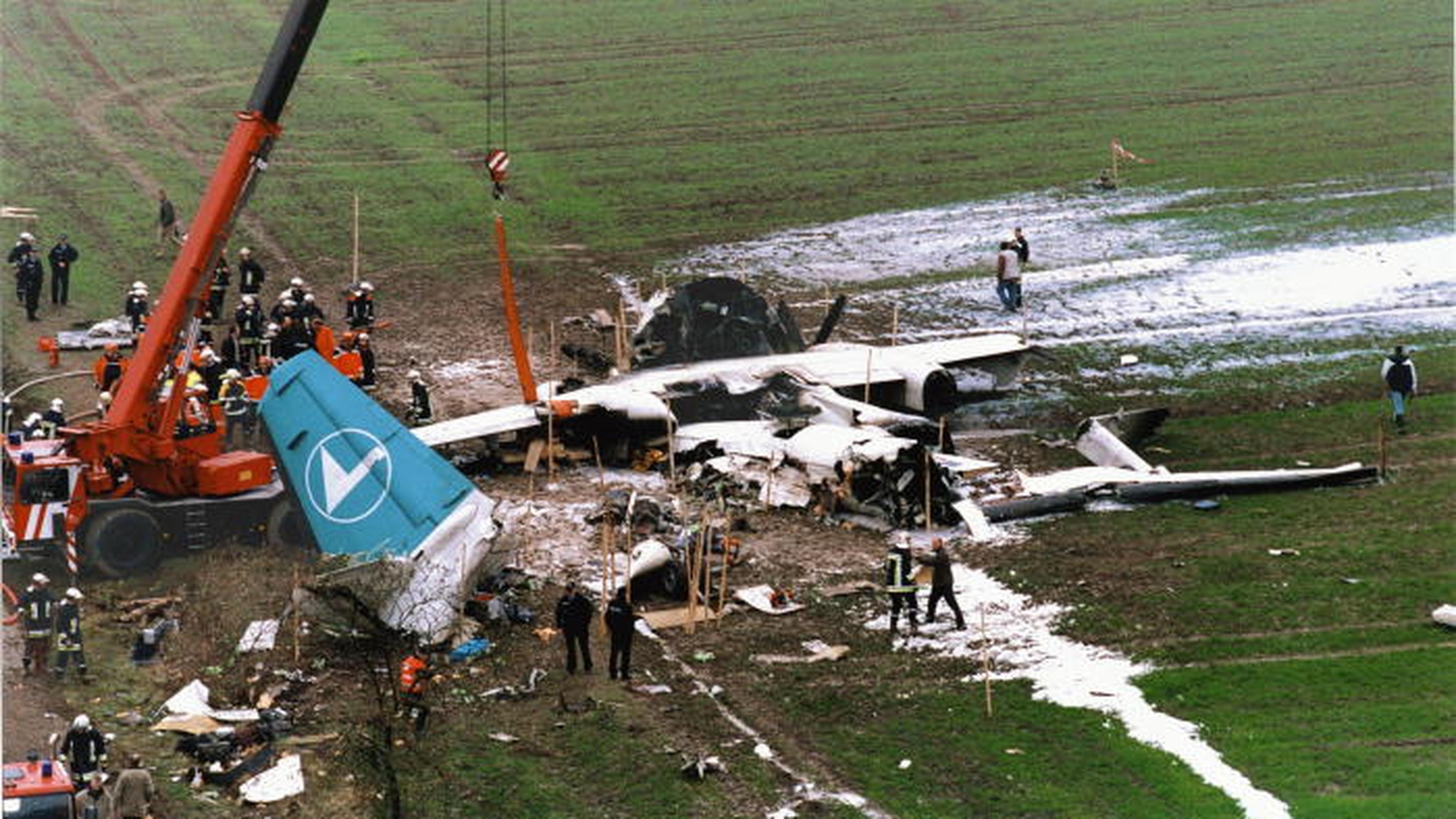 Авиакатастрофы столкновение. Трагедия 2002 самолет башкирские авиалинии. Столкновение над Боденским озером. Авиакатастрофа над Боденским озером 2002 год. Башкирские авиалинии авиакатастрофа.