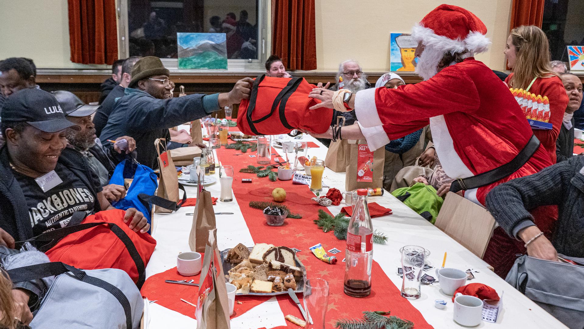 Selon la devise "il y a plus de bonheur à donner qu'à recevoir", les invités ont reçu de nombreux cadeaux de la part de Kleeschen.
