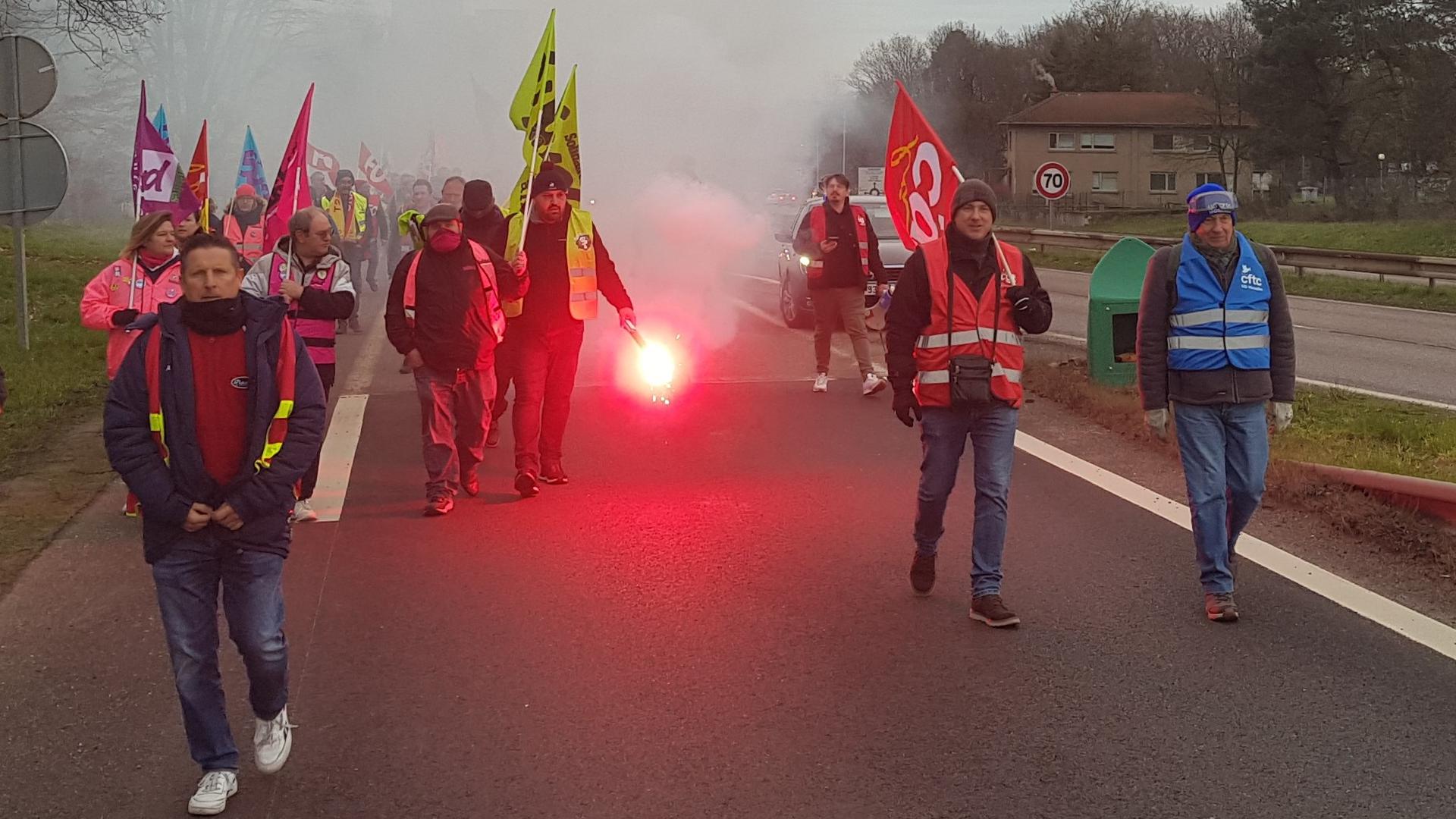 Les manifestants de l'intersyndicale de Moselle prennent la direction du péage de Saint-Avold, ce mardi matin, pour une opération "péage gratuit" sur l'A4.