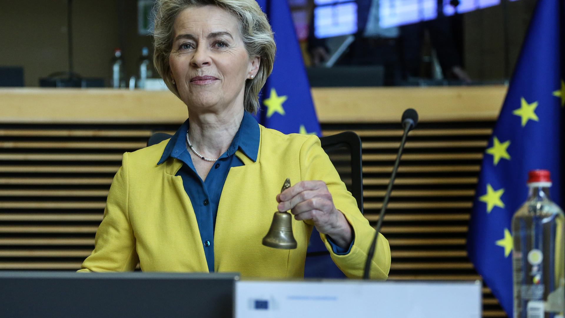Vêtue de couleurs assorties, la présidente de la Commission européenne, Ursula von der Leyen, lors de la présentation du rapport.