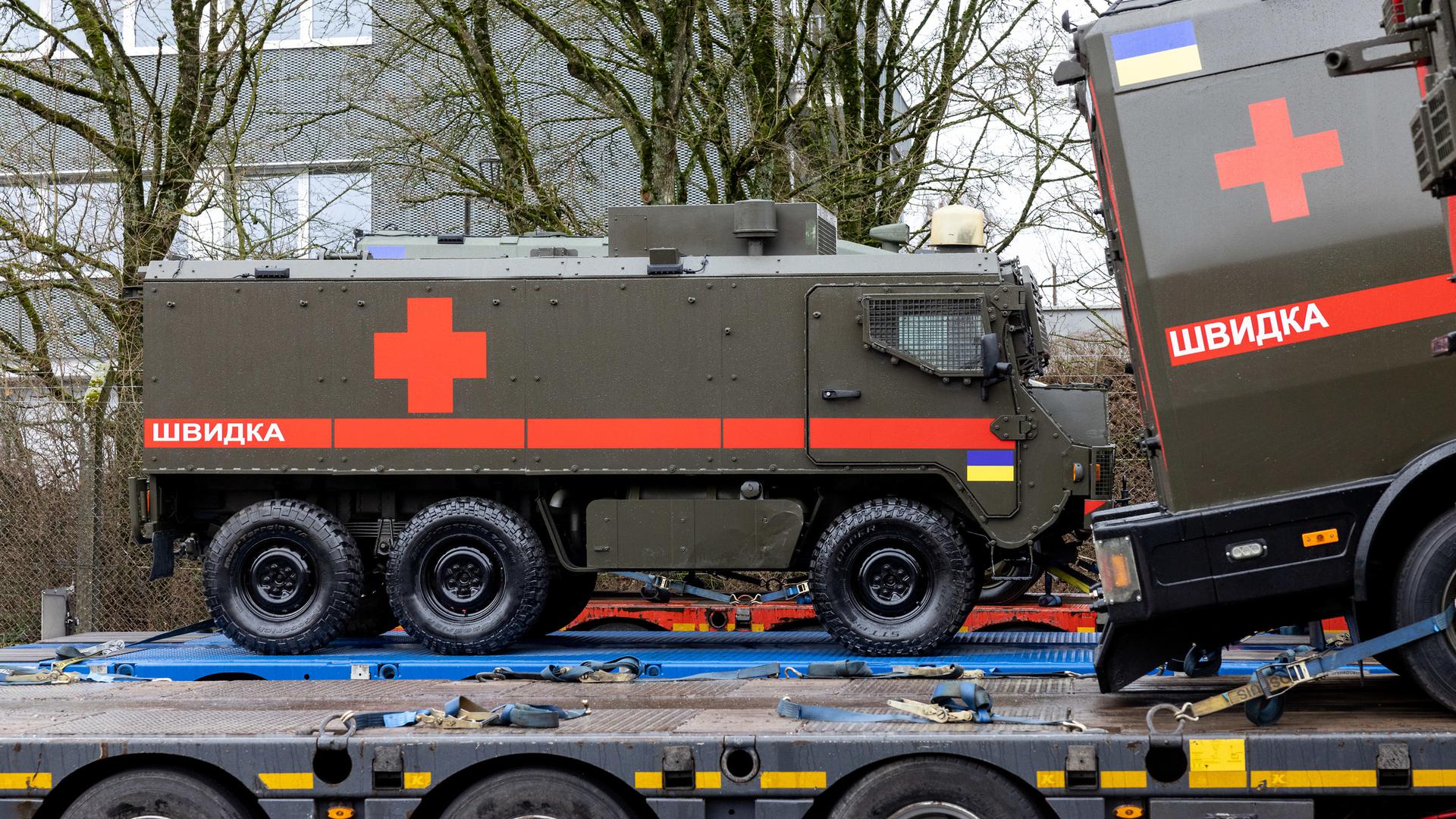 Lors d'une cérémonie, le ministre de la Défense François Bausch a remis des ambulances blindées à l'association LUkraine. 