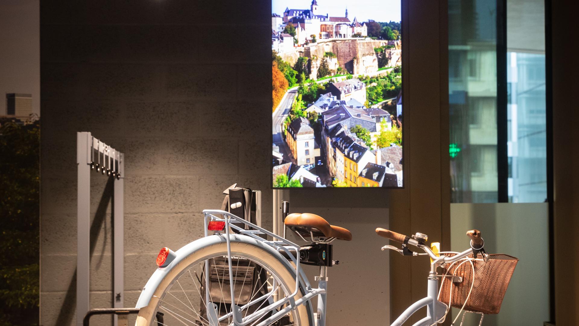 Les clients pourront également un atelier de réparation de vélo et un atelier de cordage de raquette.