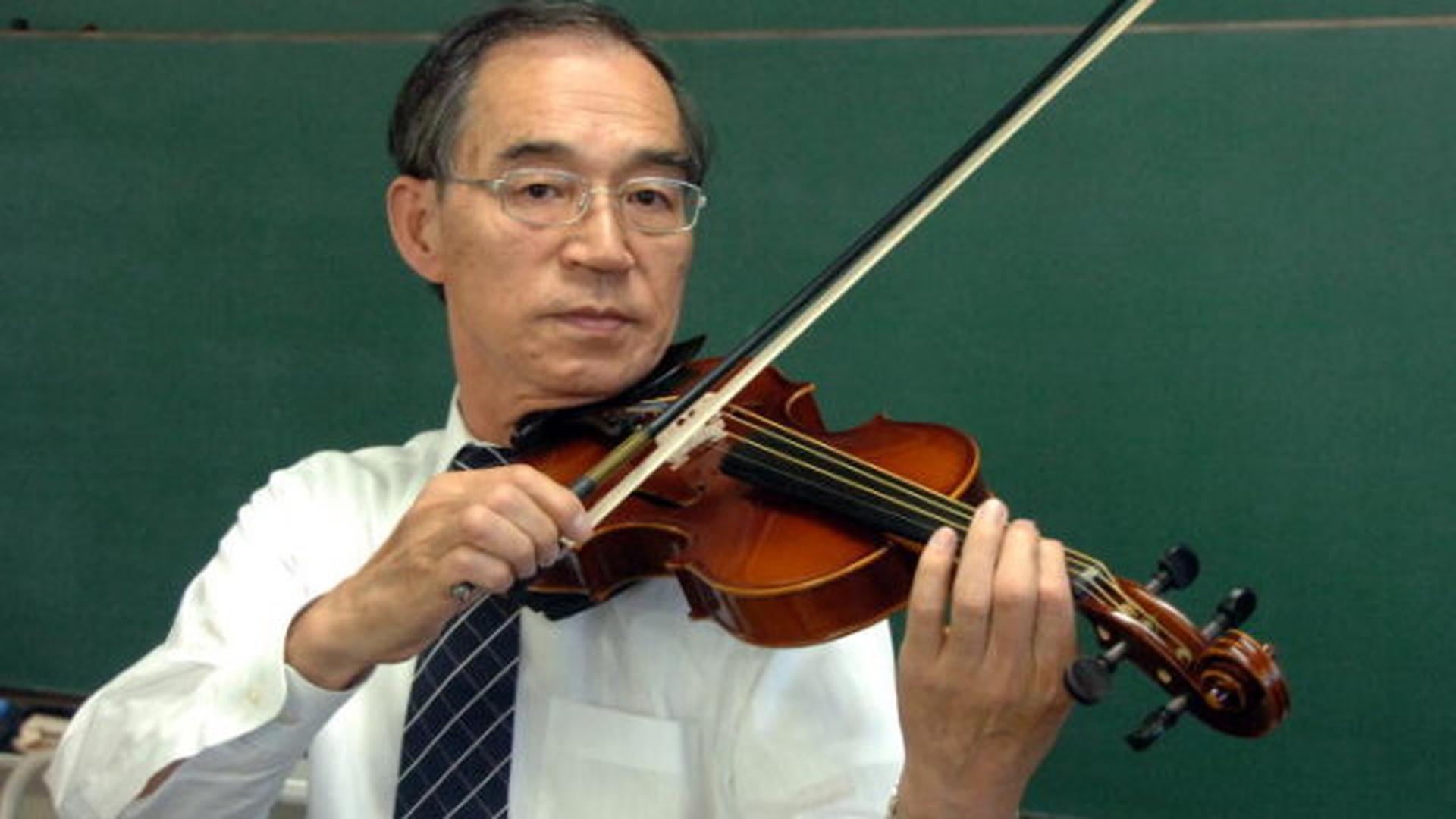 Le professeur Shigeyoshi Osaki et son violon