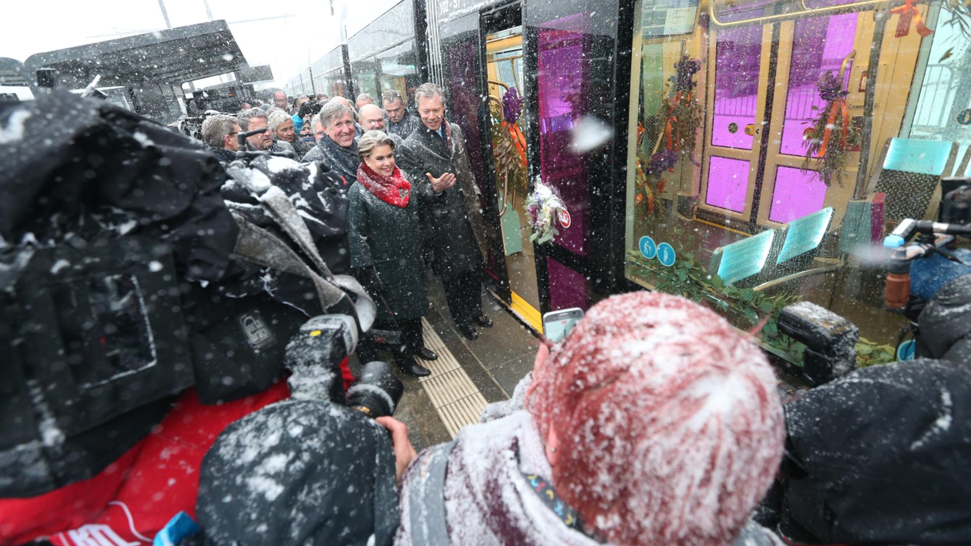 Le grand-duc Henri et la grande-duchesse Maria Teresa s'engouffrent pour la première fois dans le nouveau tram de la capitale au niveau de la station «Rout Bréck-Pafendall». 