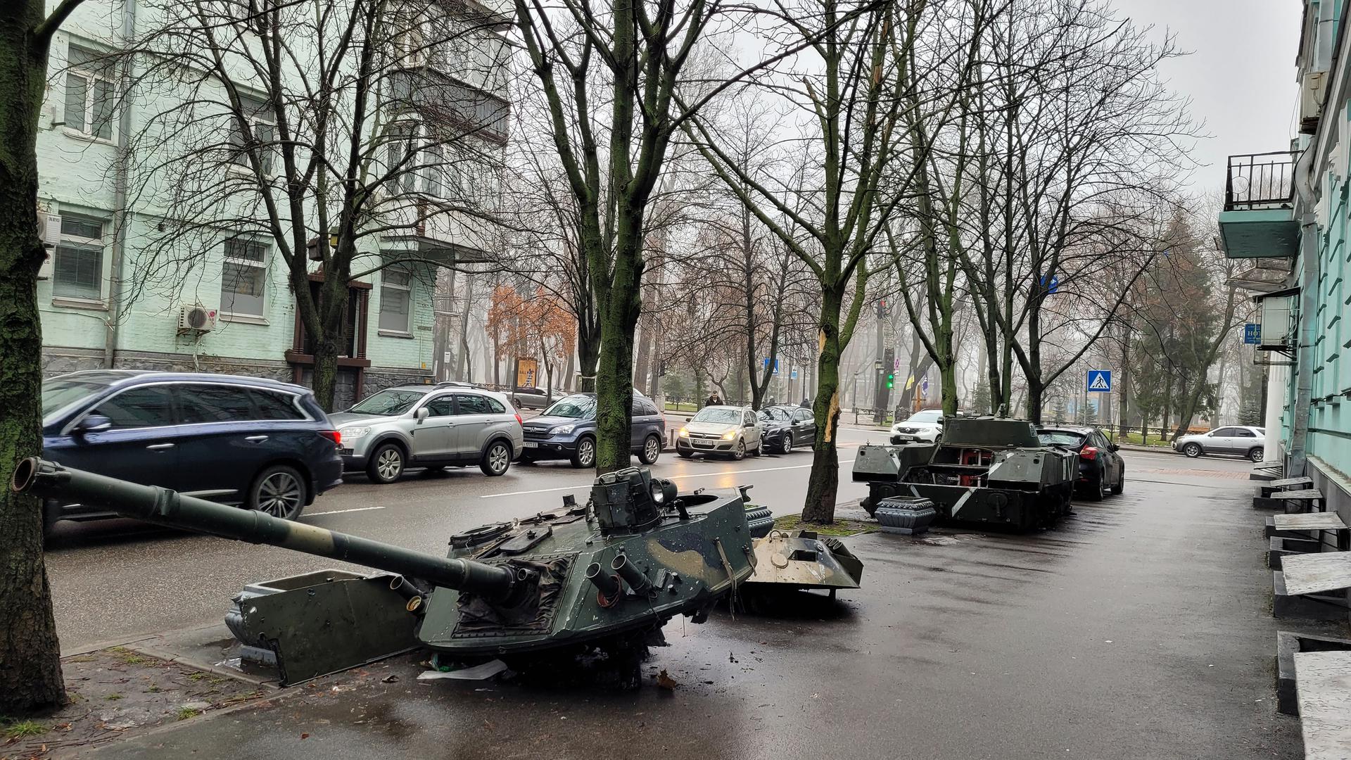 Dans une rue voisine du parlement, des chars russes détruits et du matériel militaire étaient exposés.
