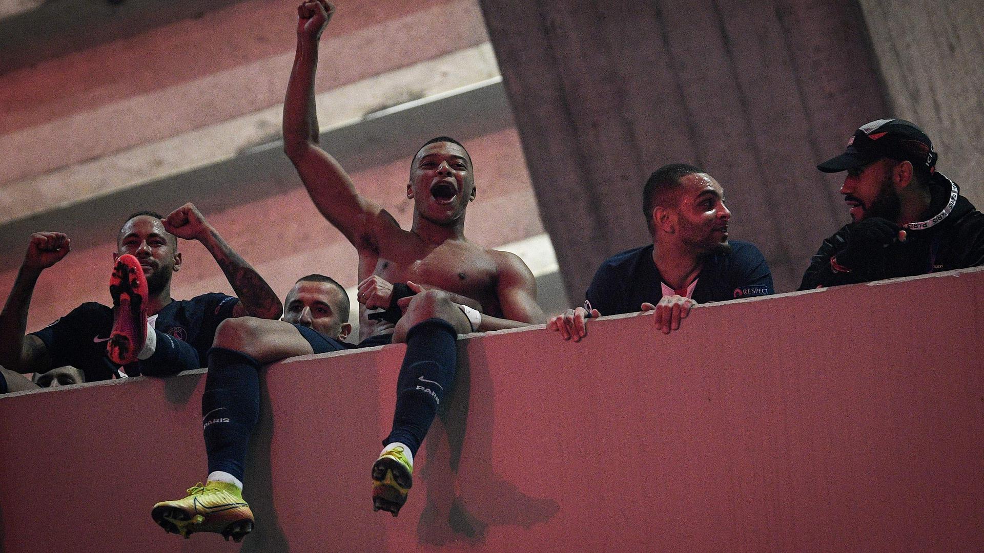 Soutenus par leurs supporters à l'extérieur du Parc des Princes, les joueurs parisiens sont venus les saluer après leur qualification.