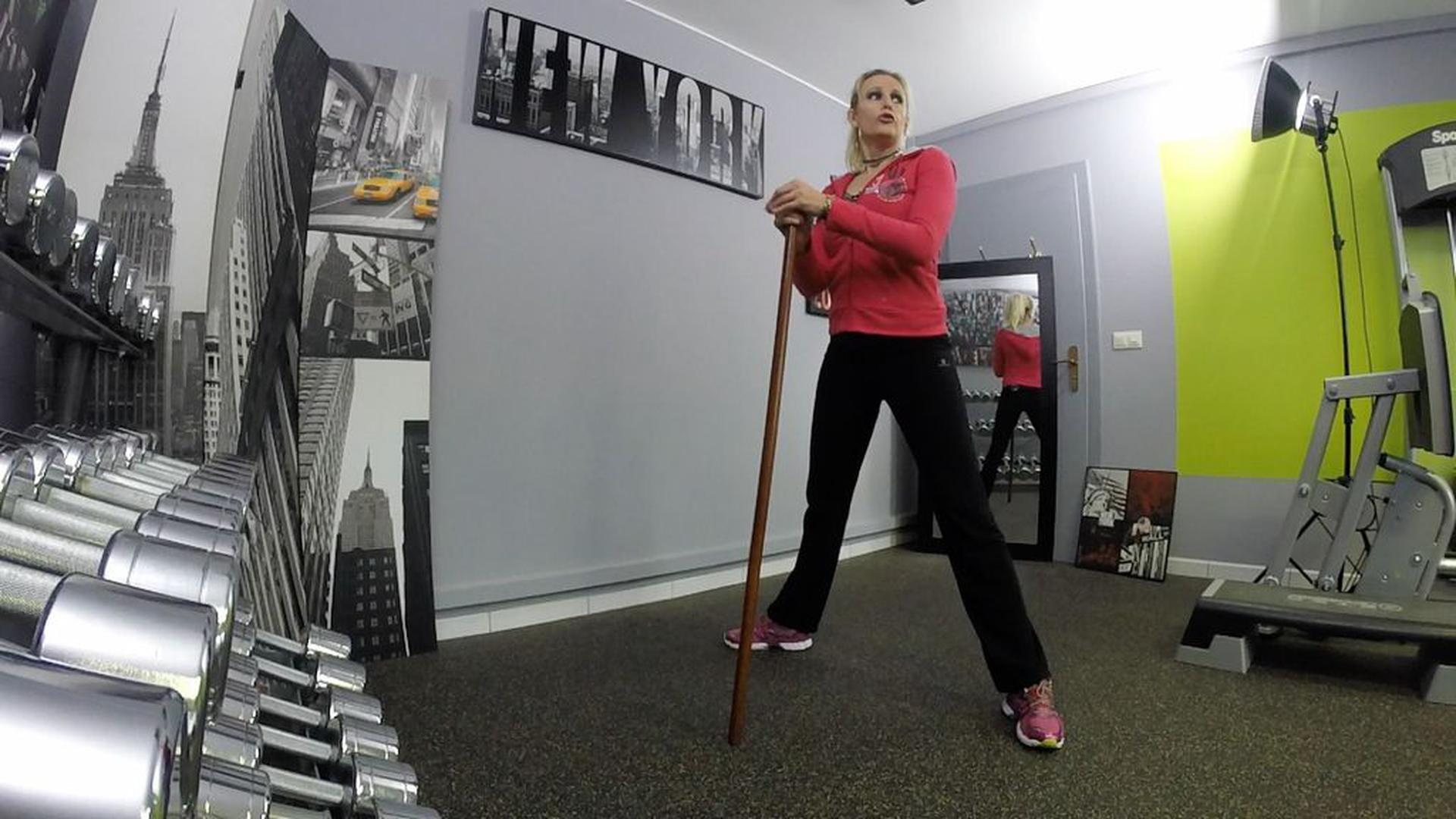 Après les fêtes de fin d'année, Delphine vous expliquera comment retrouver la ligne rapidement grâce à des exercices qui cibleront la taille pour avoir un ventre tout plat!