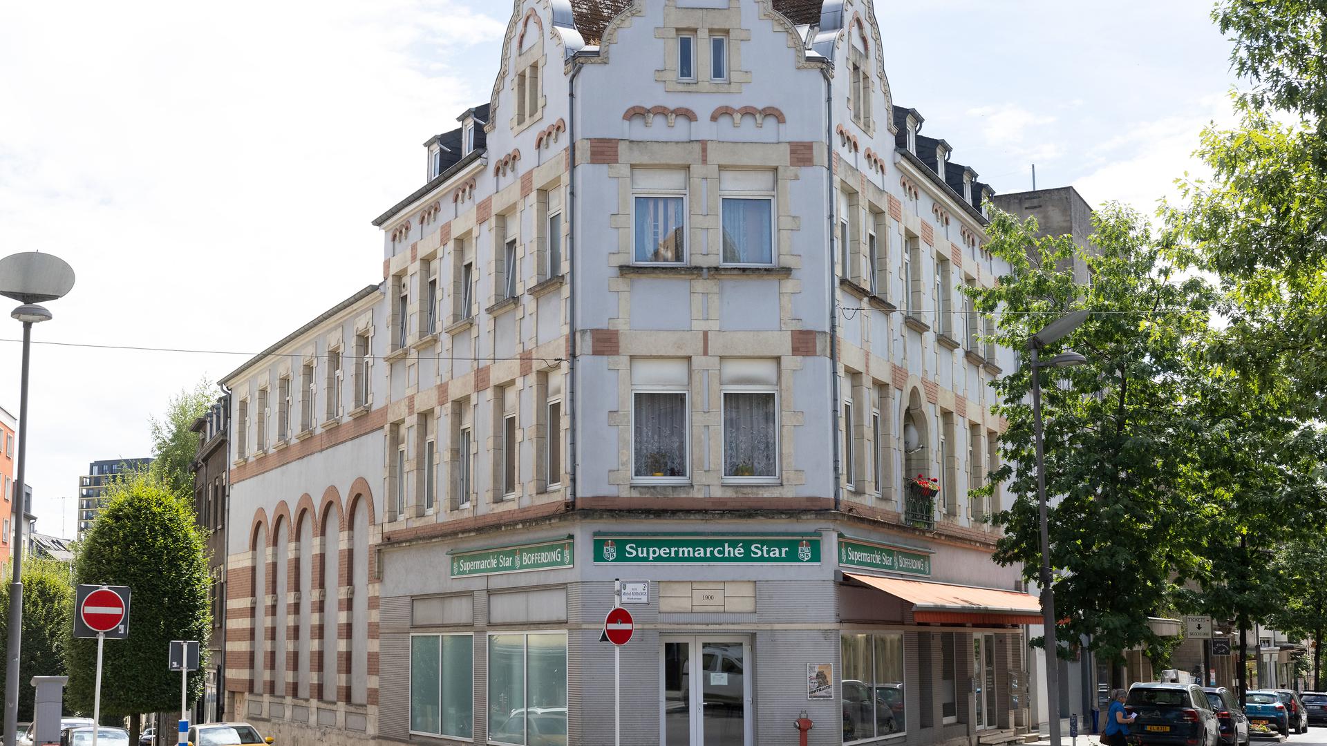 Le magasin de plomberie se trouve au coin de l'avenue de la Liberté, au numéro 46.