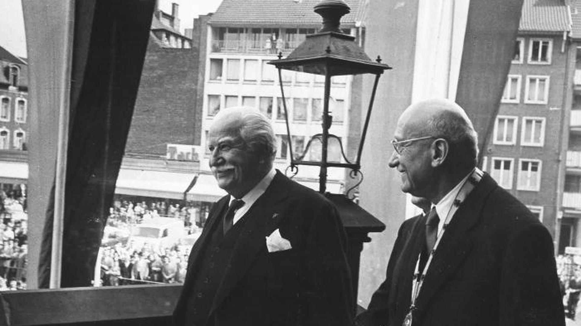 Le 26 mai 1960, c'est l'ancien chef du gouvernement Joseph Bech qui reçoit le prix Charlemagne à Aix-en-Chapelle. On le voit sur la photo en compagnie de son ami Robert Schuman, qui avait reçu cette haute distinction en 1958 et qui était le laudateur du jour.