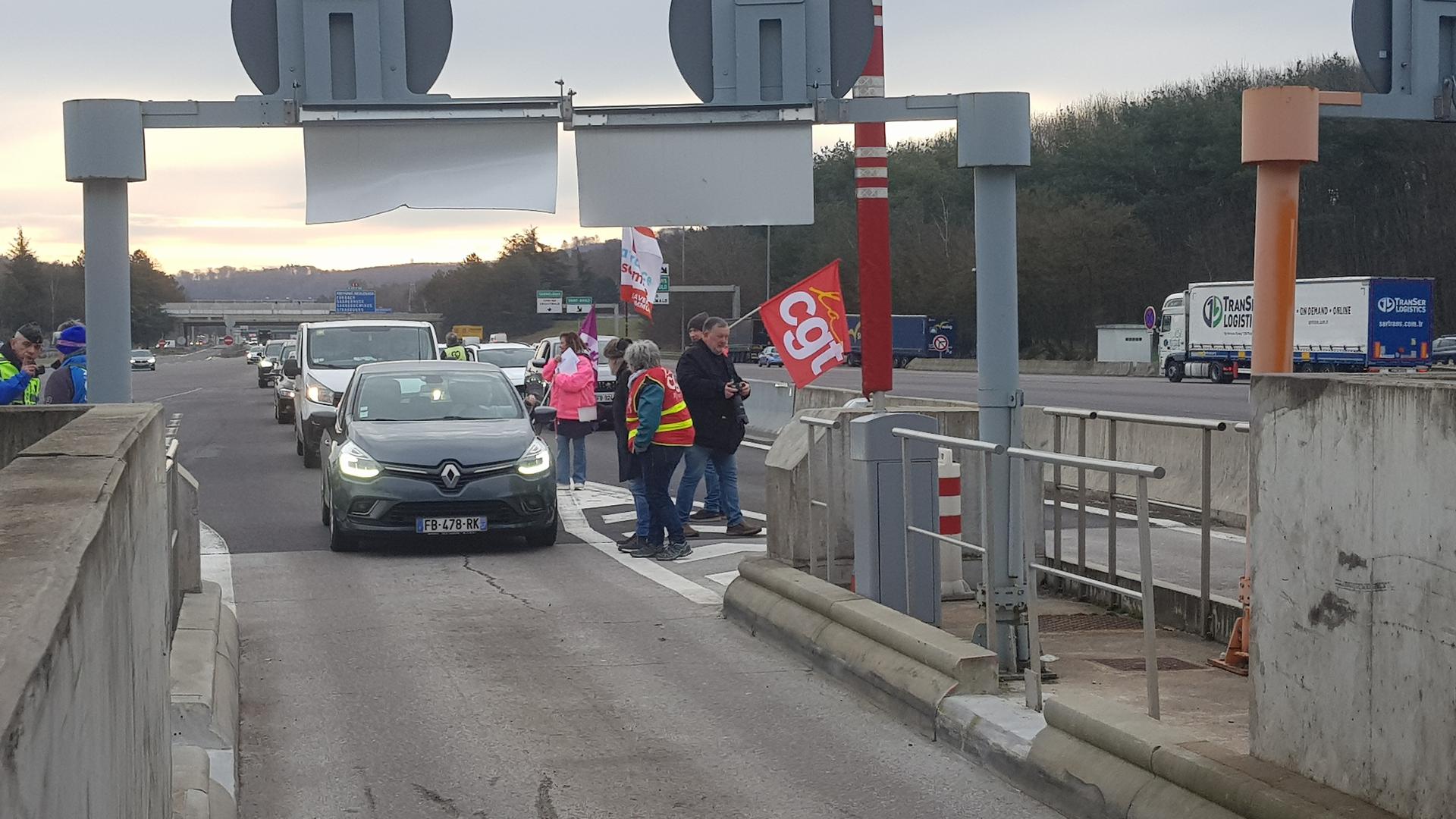Opération "péage gratuit" sur l'autoroute A4 à Saint-Avold (Moselle) ce mardi matin.