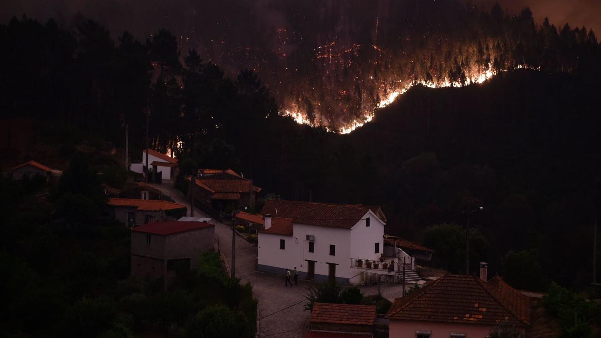 Flammes et fumée s'emparent du village de Mega Fundeira.