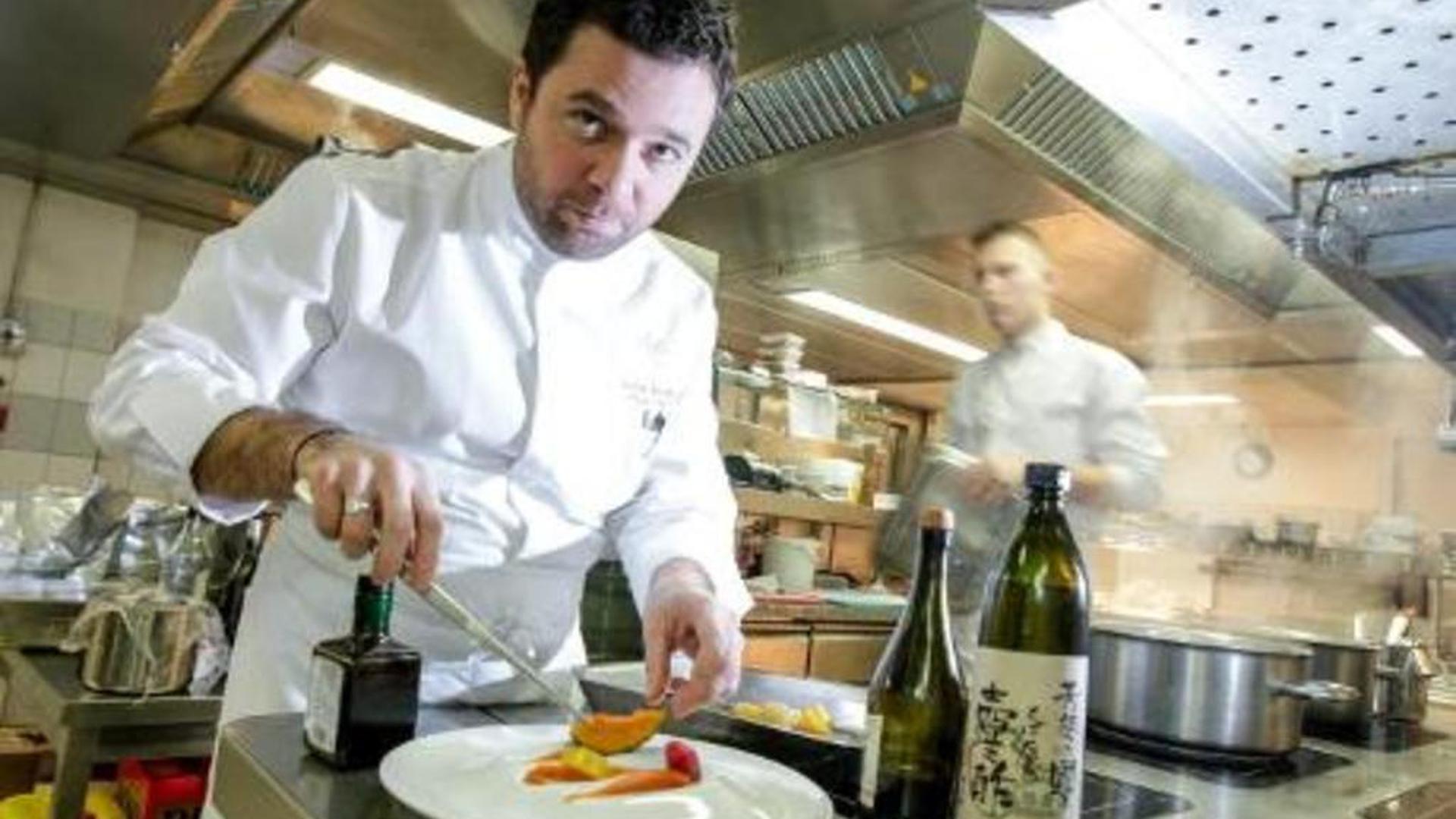 Toulousain d'origine, Fabrice Salvador a débuté sa carrière en France et a obtenu sa première étoile après une année passée dans les cuisines de l'hôtel Lancaster à Paris, en 2005.