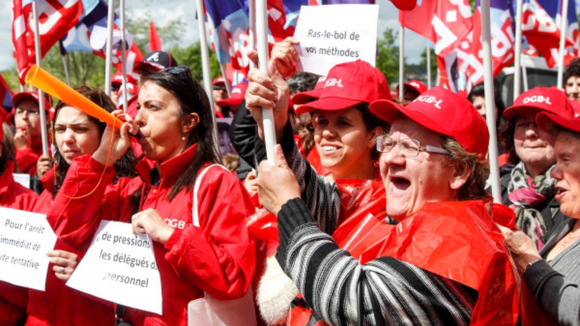 Le piquet de protestation de l'OGBL a fait grand bruit devant le siège de Dussman Service à Niederanven.