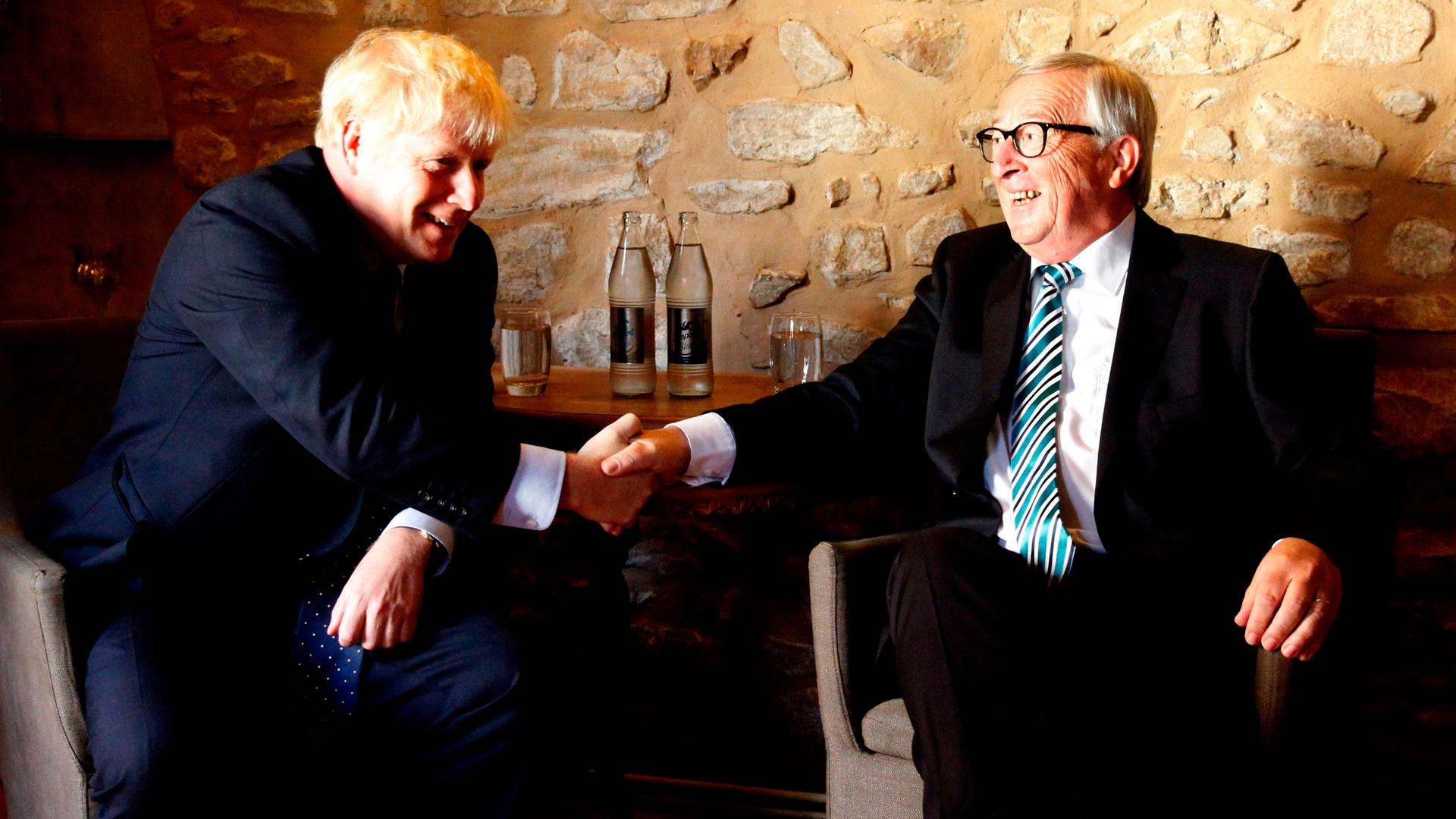 Souries et poignée de mains un peu distante entre Boris Johnson (à g.) et Jean-Claude Juncker, lundi à Luxembourg