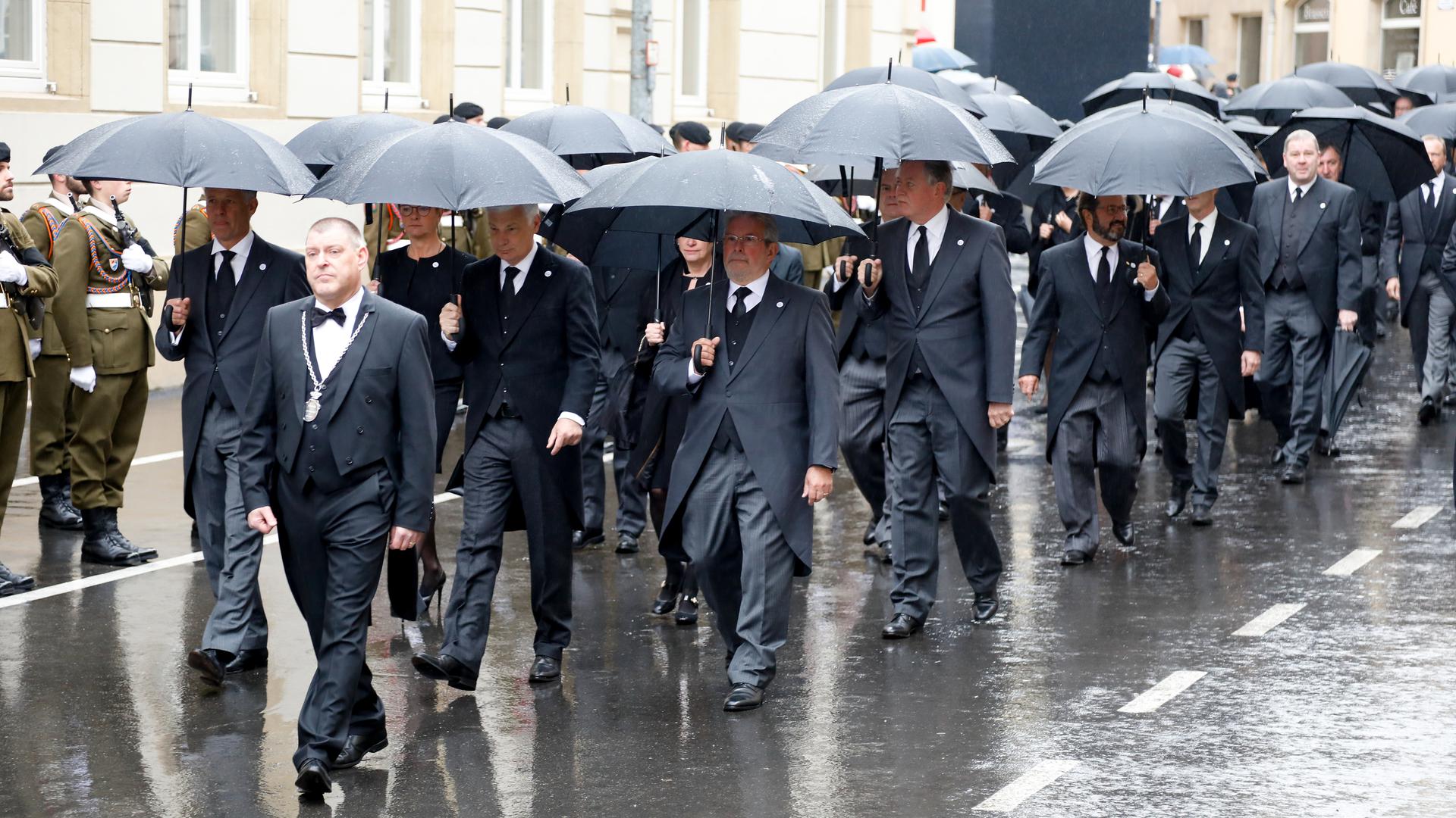 Die Mitglieder der Abgeordnetenkammer auf dem Fußweg zum Trauergottesdienst in der Kathedrale. 