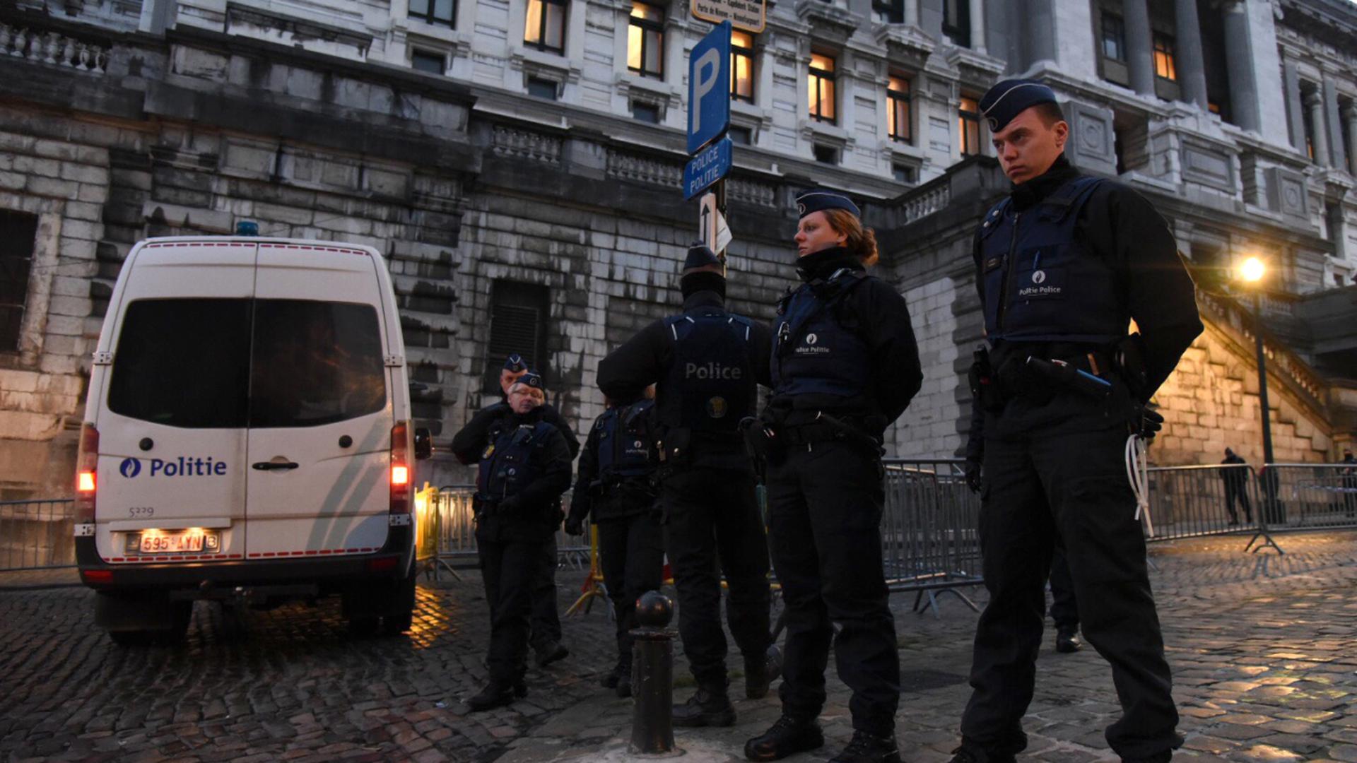 Salah Abdeslam est arrivé lundi matin au Palais de justice de Bruxelles pour son premier procès, lié à sa participation présumée à une fusillade avec des policiers à la fin de sa cavale en mars 2016. 