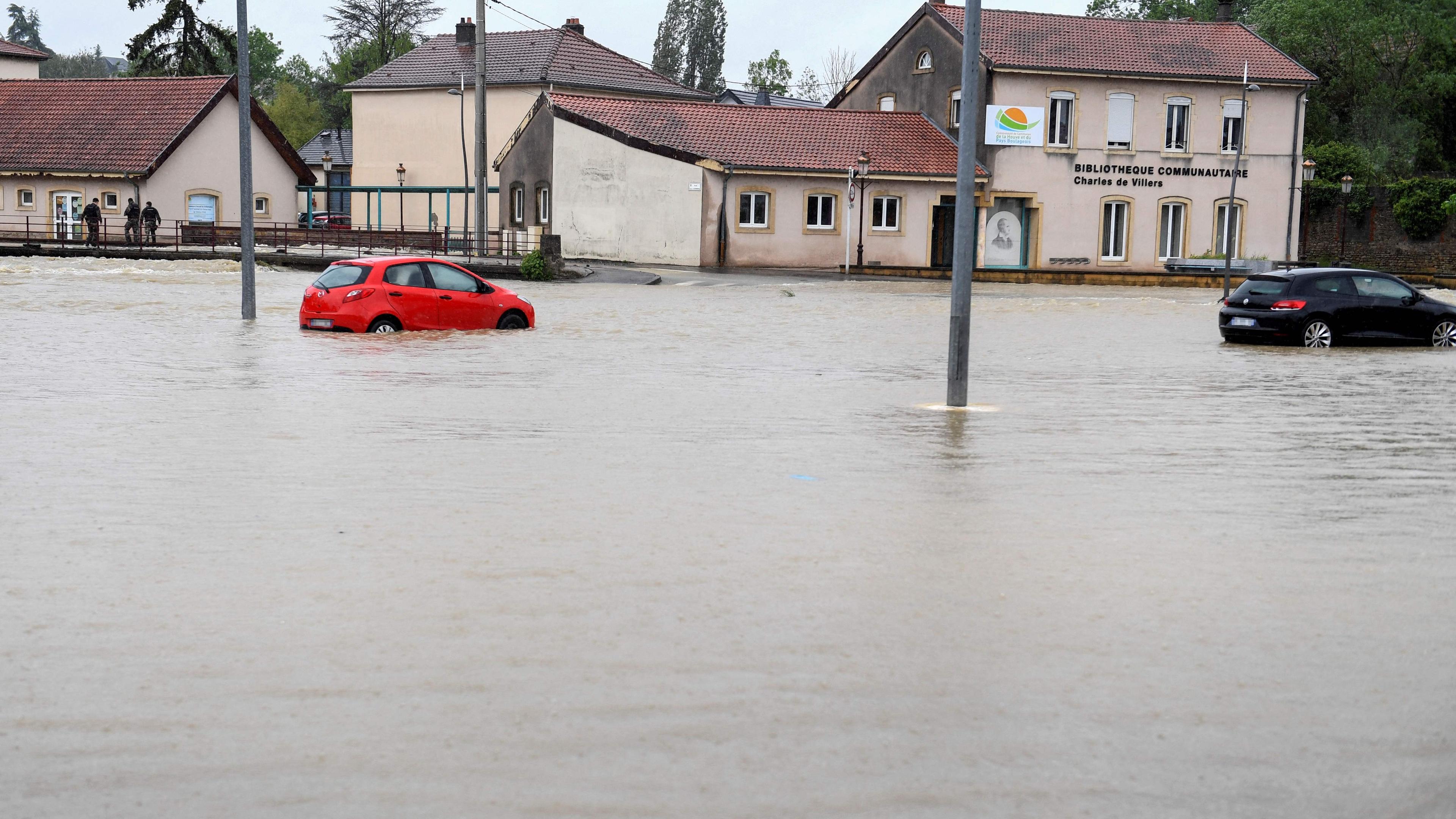 Cette photographie montre des véhicules dans une rue inondée de Boulay-Moselle, dans le nord-est de la France, le 17 mai.