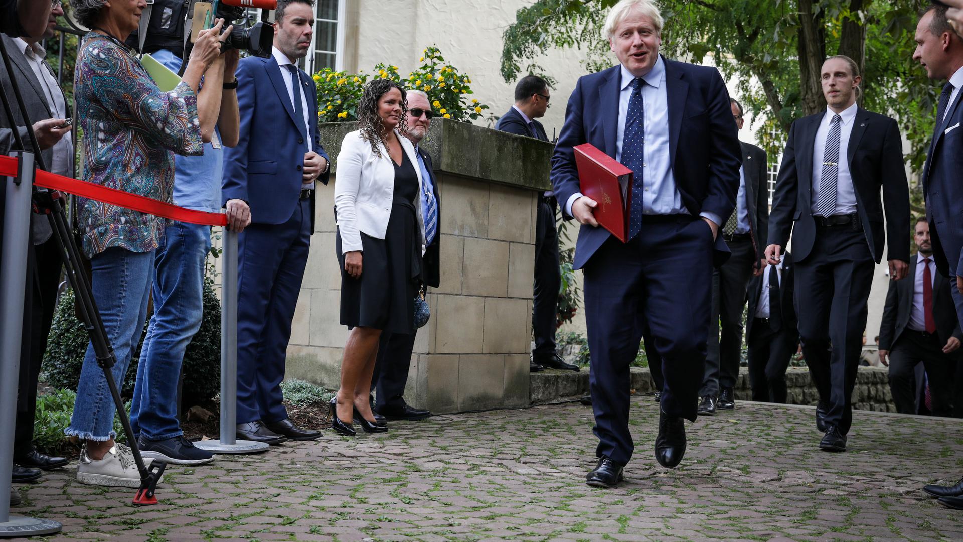 Boris Johnson arpentant les pavés de la capitale grand-ducale, lundi
