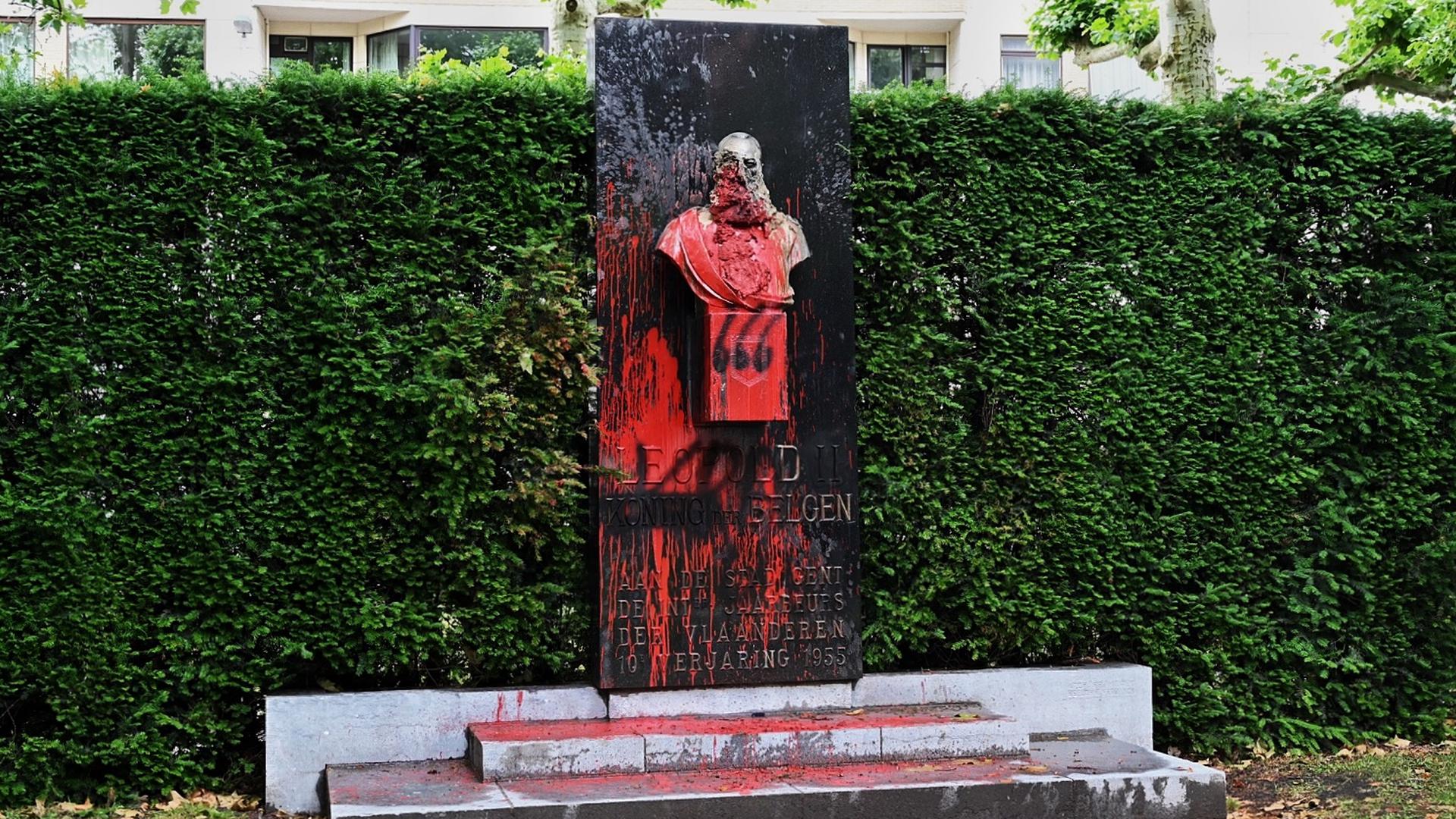 Cette photo montre une statue du roi Léopold II de Belgique salie de peinture rouge à Gand. La statue sera supprimée, au milieu des discussions pour renverser toutes les statues de Léopold II en raison des méfaits dans son ancienne colonie du Congo.