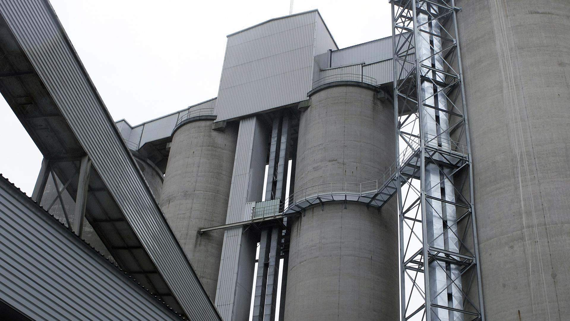 Cimalux est née en 2007 de la fusion de Ciments luxembourgeois et Matériaux. Le ciment est produit à Esch/Alzette depuis 1912: la production est très gourmande en énergie.