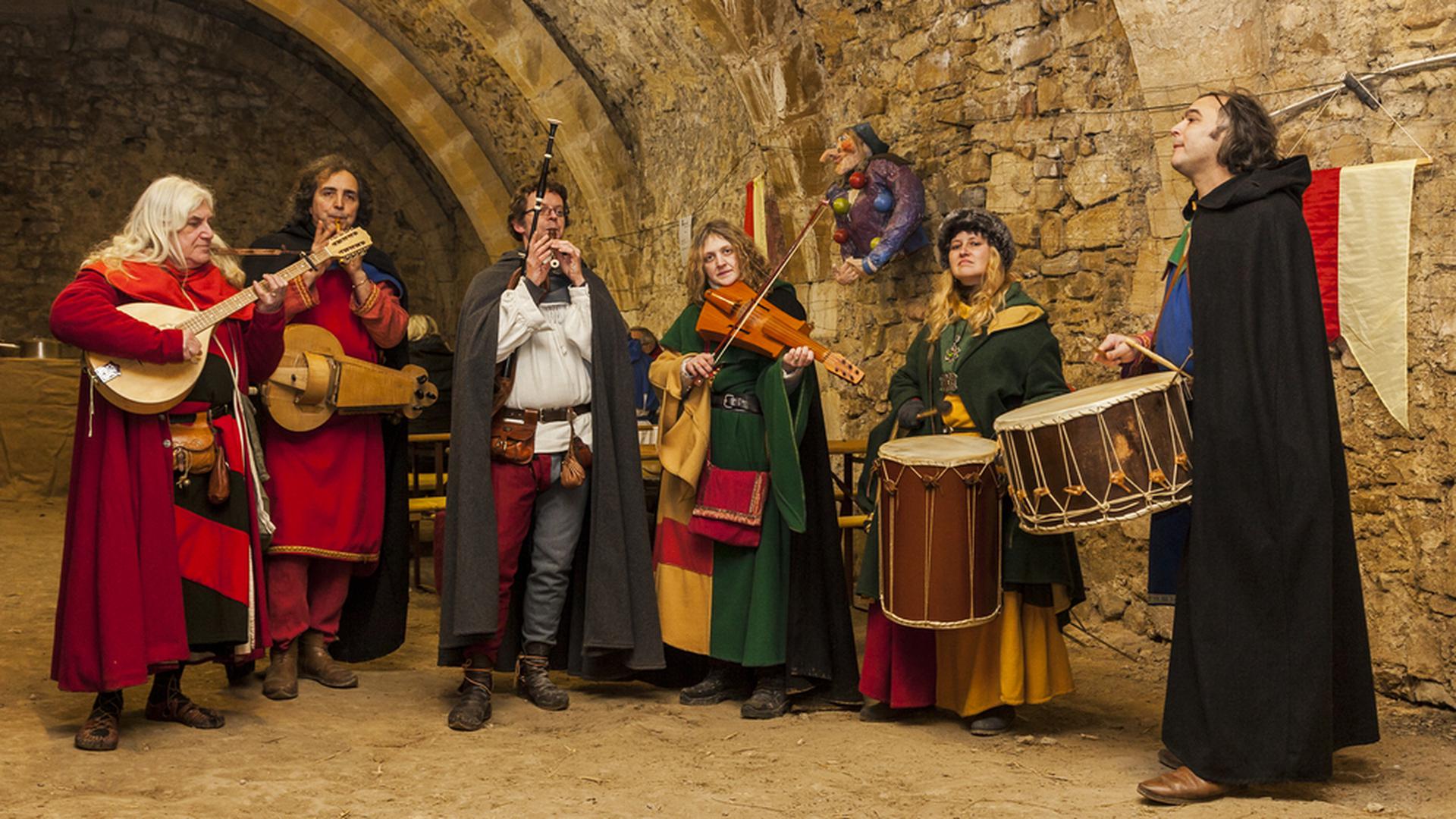 Un groupe de musique médiévale joue dans une cave à Rodemack. 