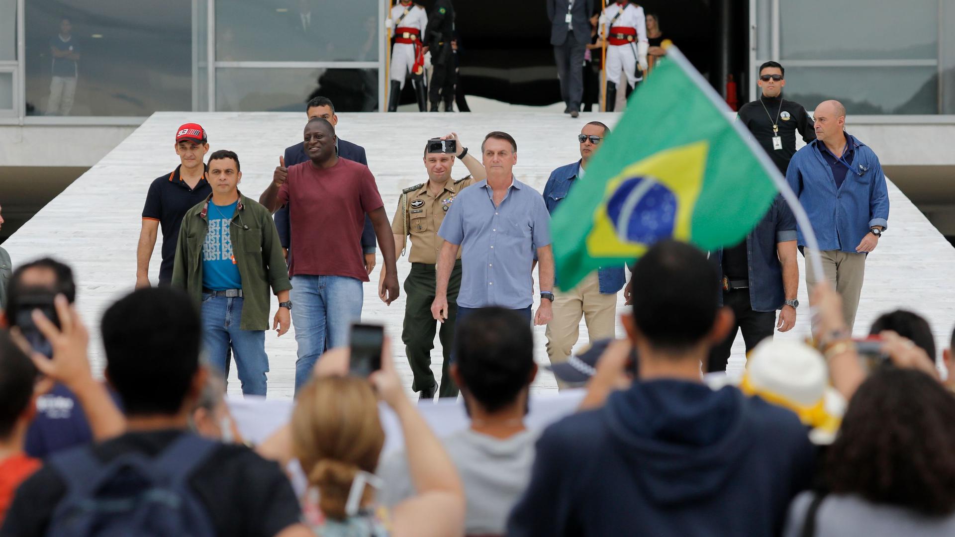 Jair Bolsonaro conteste l'efficacité du confinement. A l'image d'un certain Donald Trump.