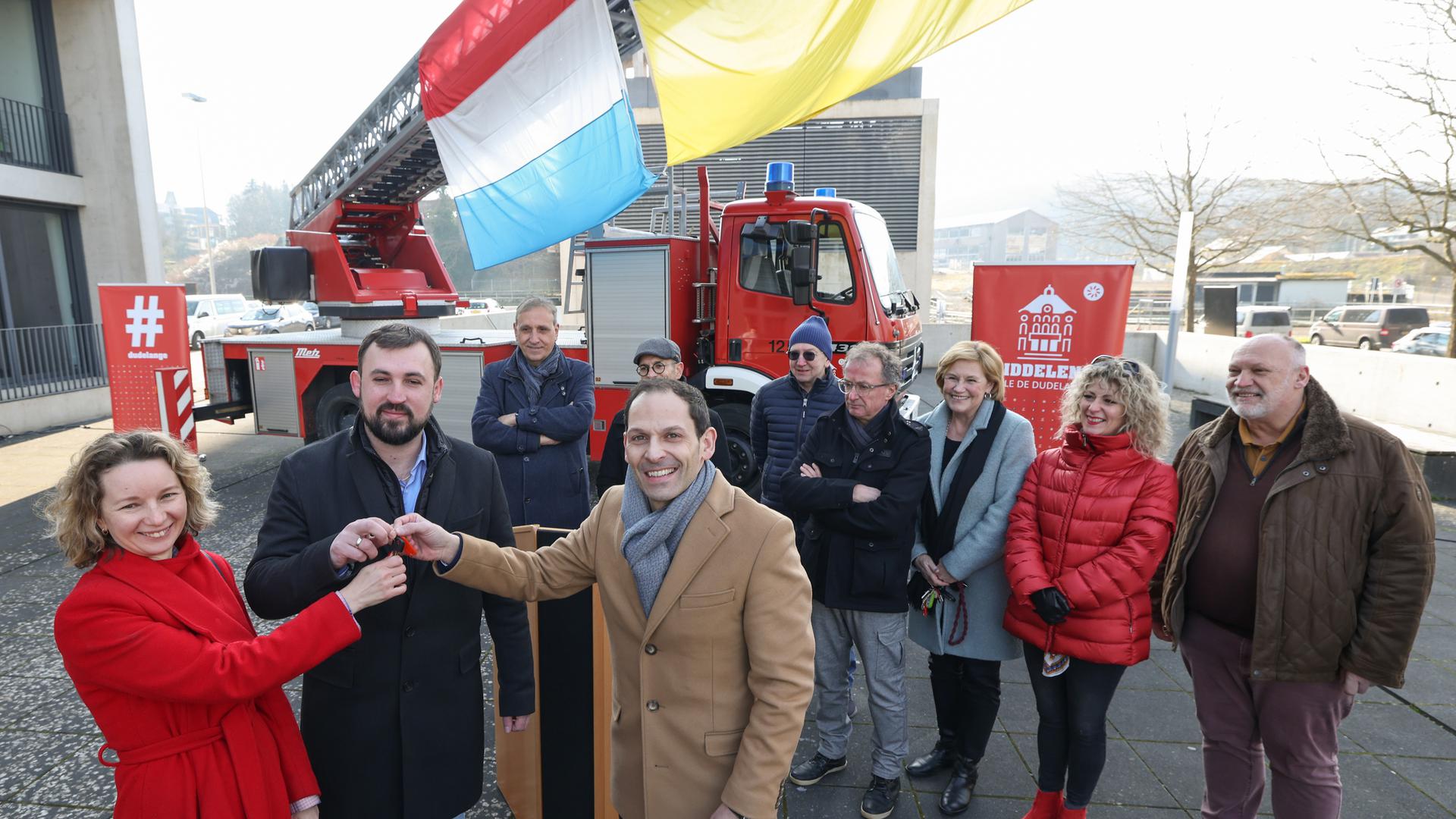 09.02.2023 Übergabe Feuerwehrwagen von der Stadt dudelange an LUkraine ( Hilfe für die Ukraine / Krieg ) remise voiture de secours pou ukraine , Bürgermeister biancalana , Feuwehrwagen , Feuerwehrfahrzeug ,  , Foto: Marc Wilwert / Luxemburger Wort