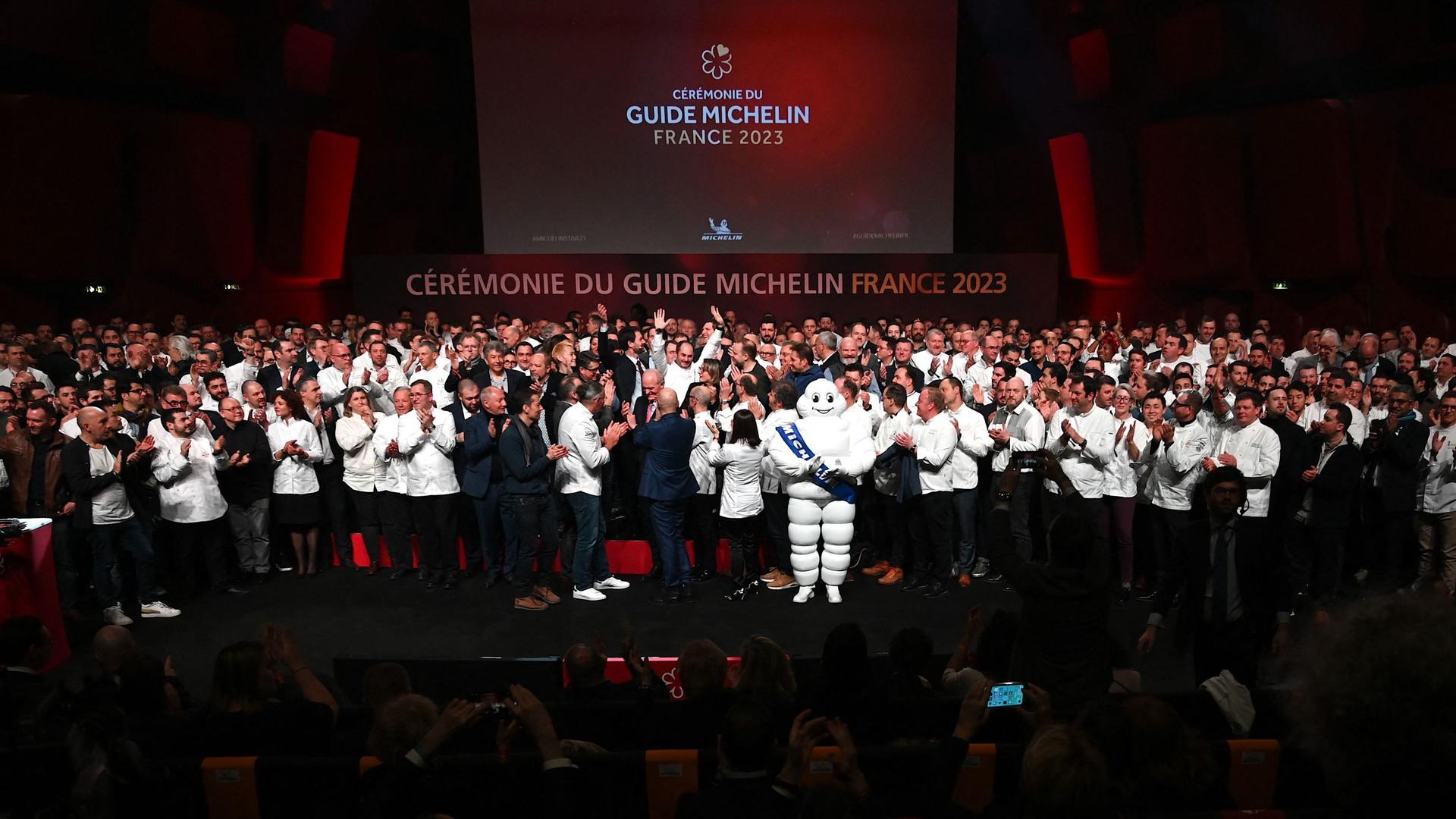 Les chefs rassemblés sur la scène lors de la cérémonie de remise des prix de l'édition 2023 du guide Michelin, le 6 mars 2023 à Strasbourg.