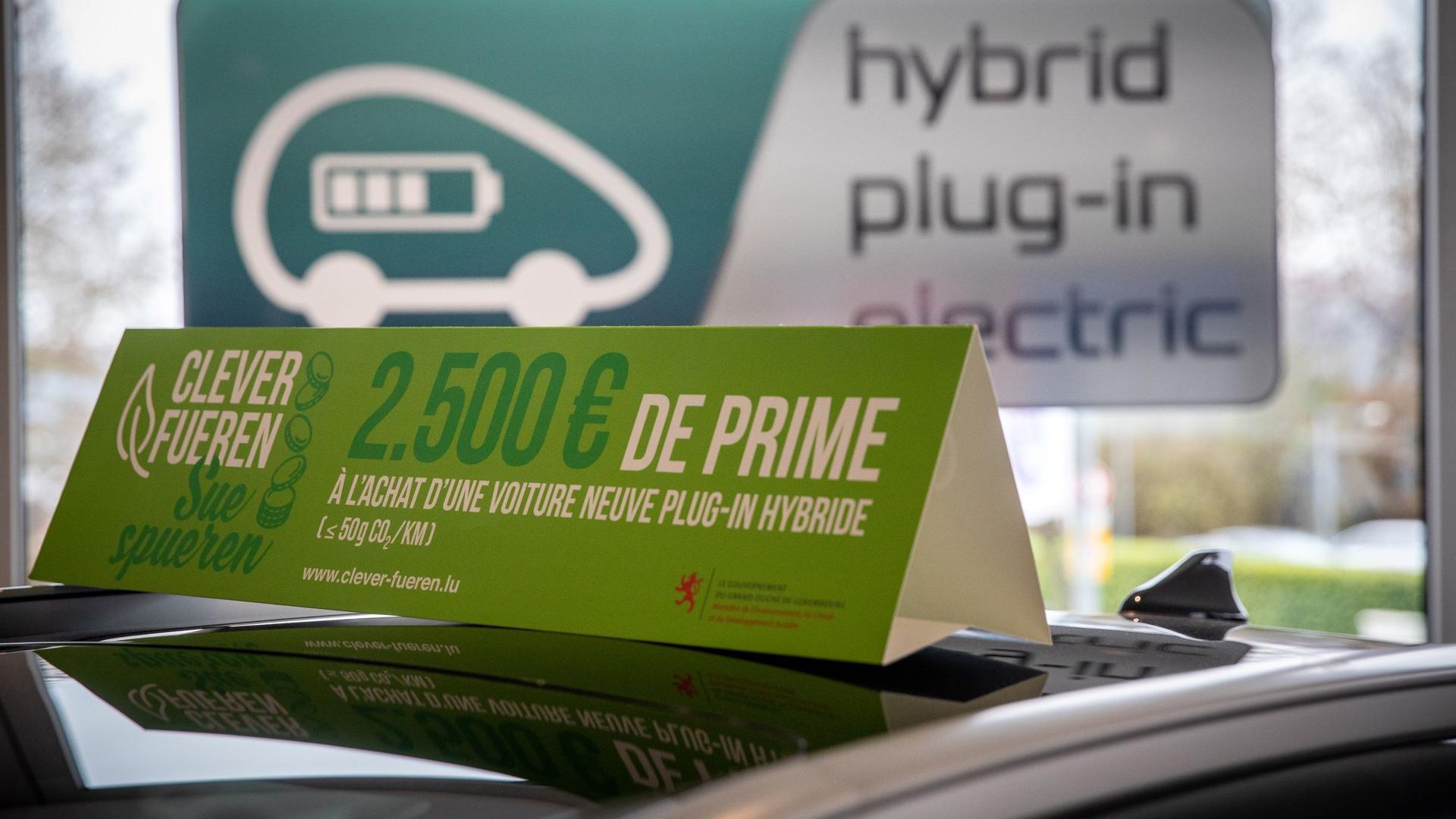 Dès le 1er avril, les aides à l'achat d'une voiture équipée d'un moteur électrique et d'un moteur thermique seront désormais réduites de 2.500 à 1.500 euros et prendront fin au 31 décembre prochain.