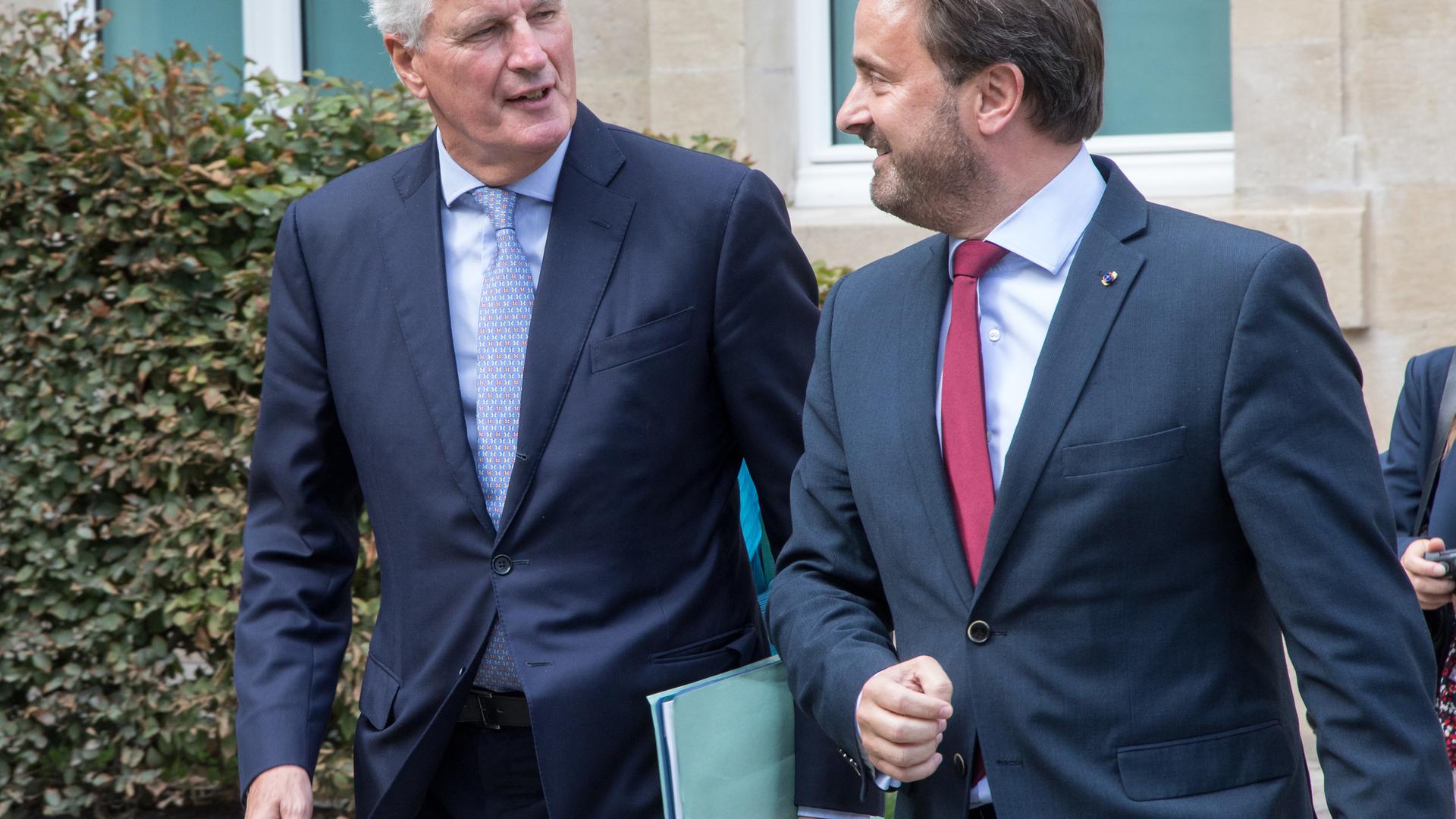 Michel Barnier aux côtés de Xavier Bettel, lundi 17 septembre à Luxembourg.