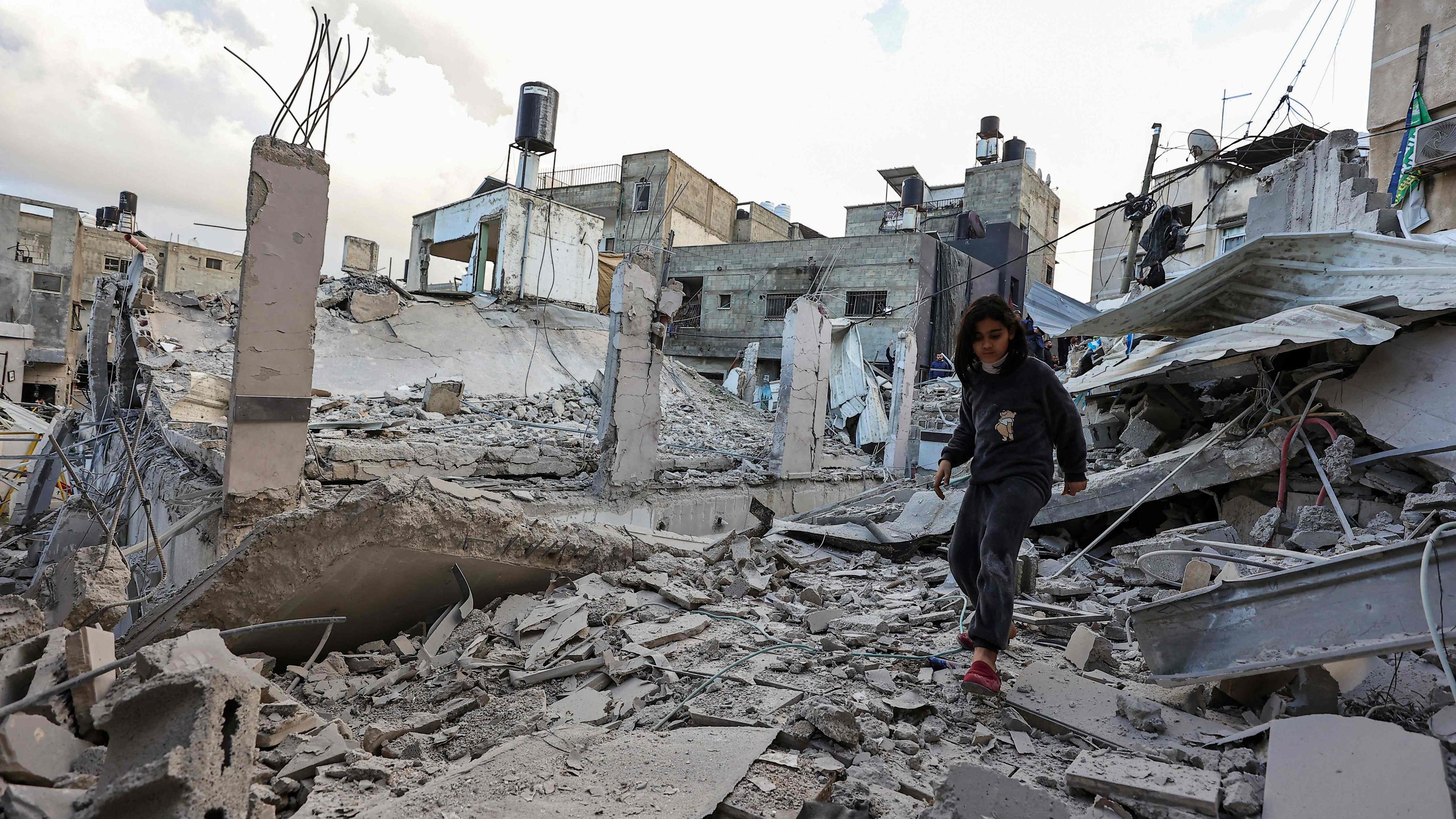 Alors qu’Israël évoque déjà l’après-guerre, les bombardements et destructions se poursuivent dans la bande de Gaza.