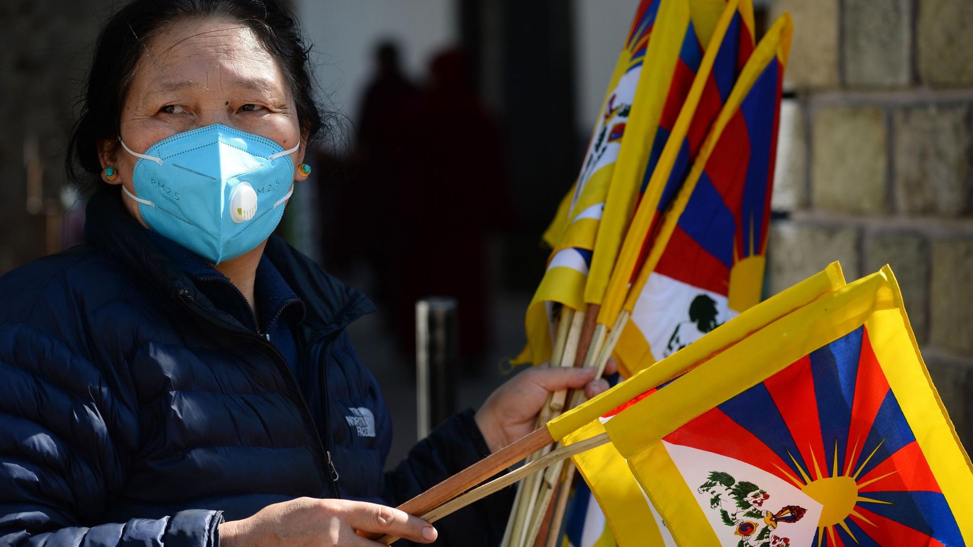 Covid-19 oblige, les célébrations se déroulent avec des masques de protection dans bien des pays.