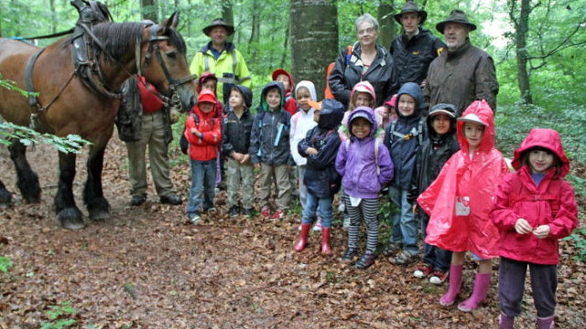 Malgré la pluie, les enfants étaient enthousiastes. La matinée de découverte a rempli son pari: faire connaître aux enfants les trésors de la nature.