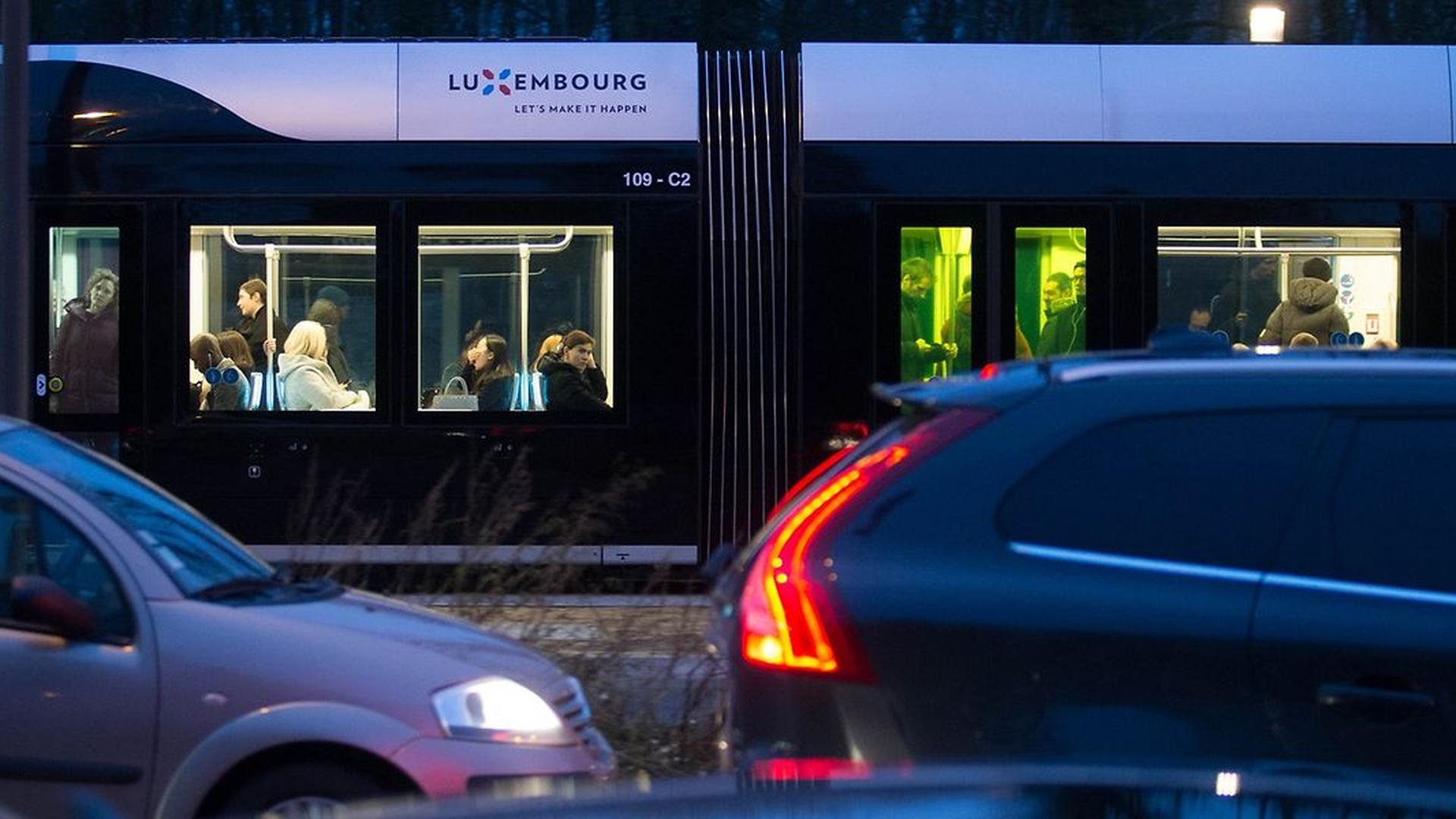 Parmi plusieurs solutions comme le bus ou le monorail, c'est le tram-express qui a été retenu pour désengorger le trafic sur l'A4. 