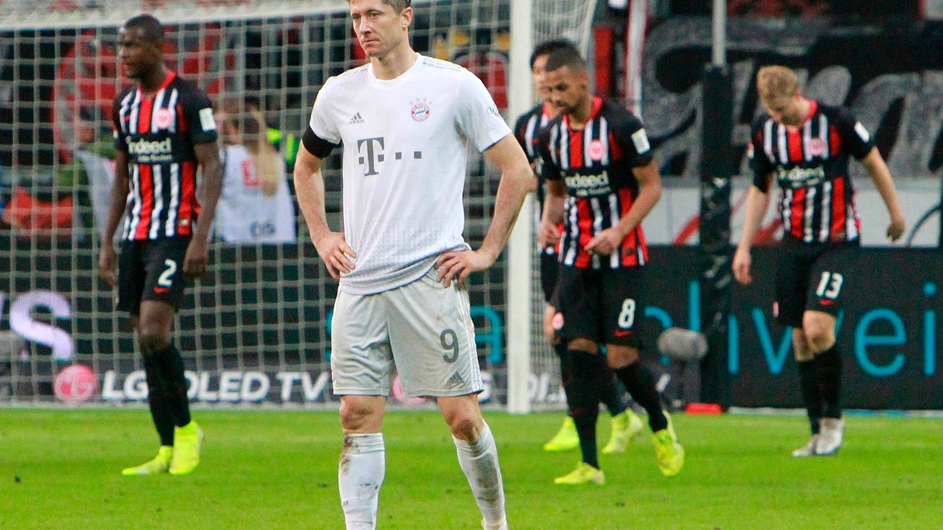 Robert Lewandowski, la tête basse, samedi sur la pelouse de Francfort