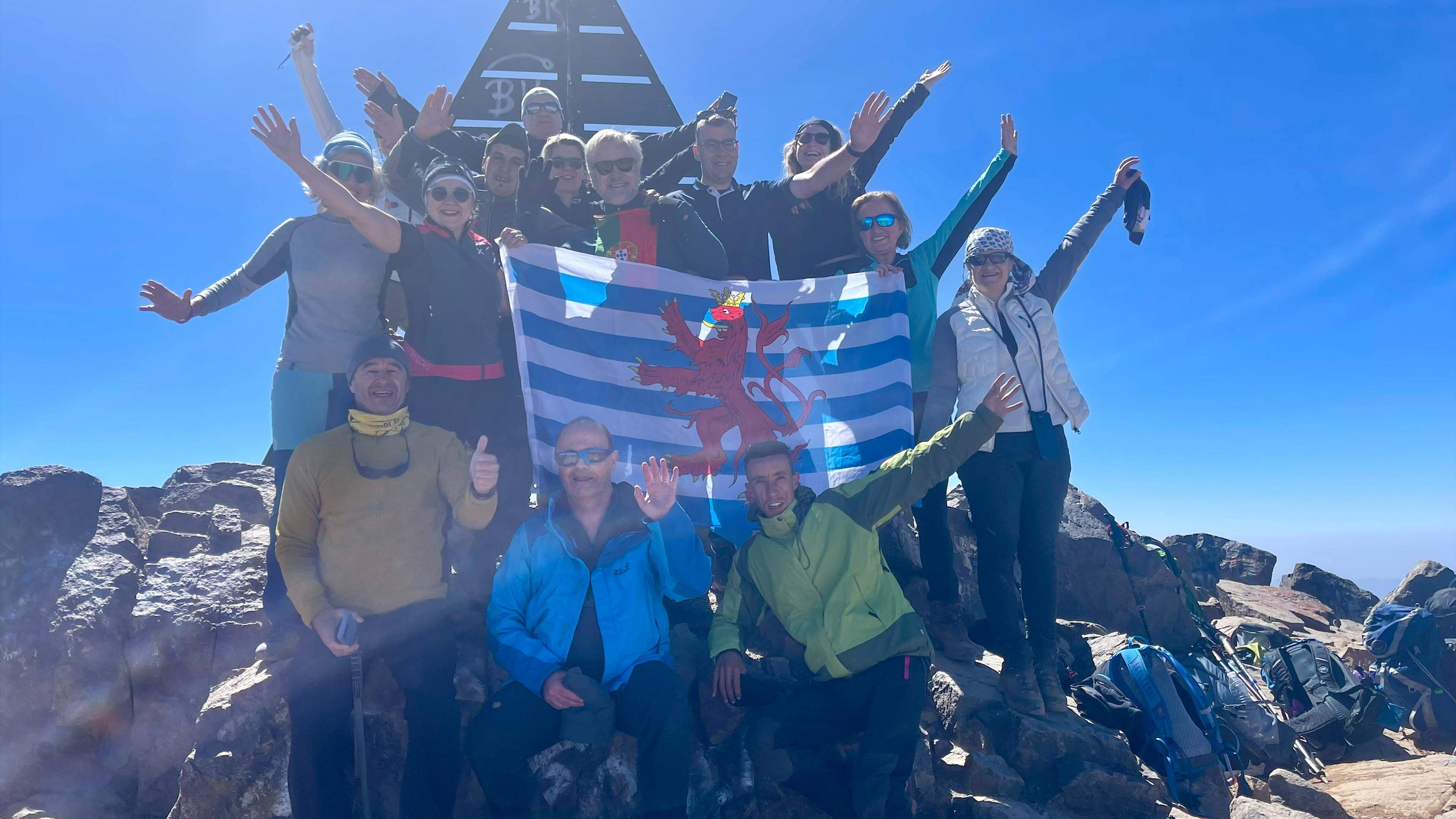 La Toubkal Team au sommet de l’Atlas au Maroc.