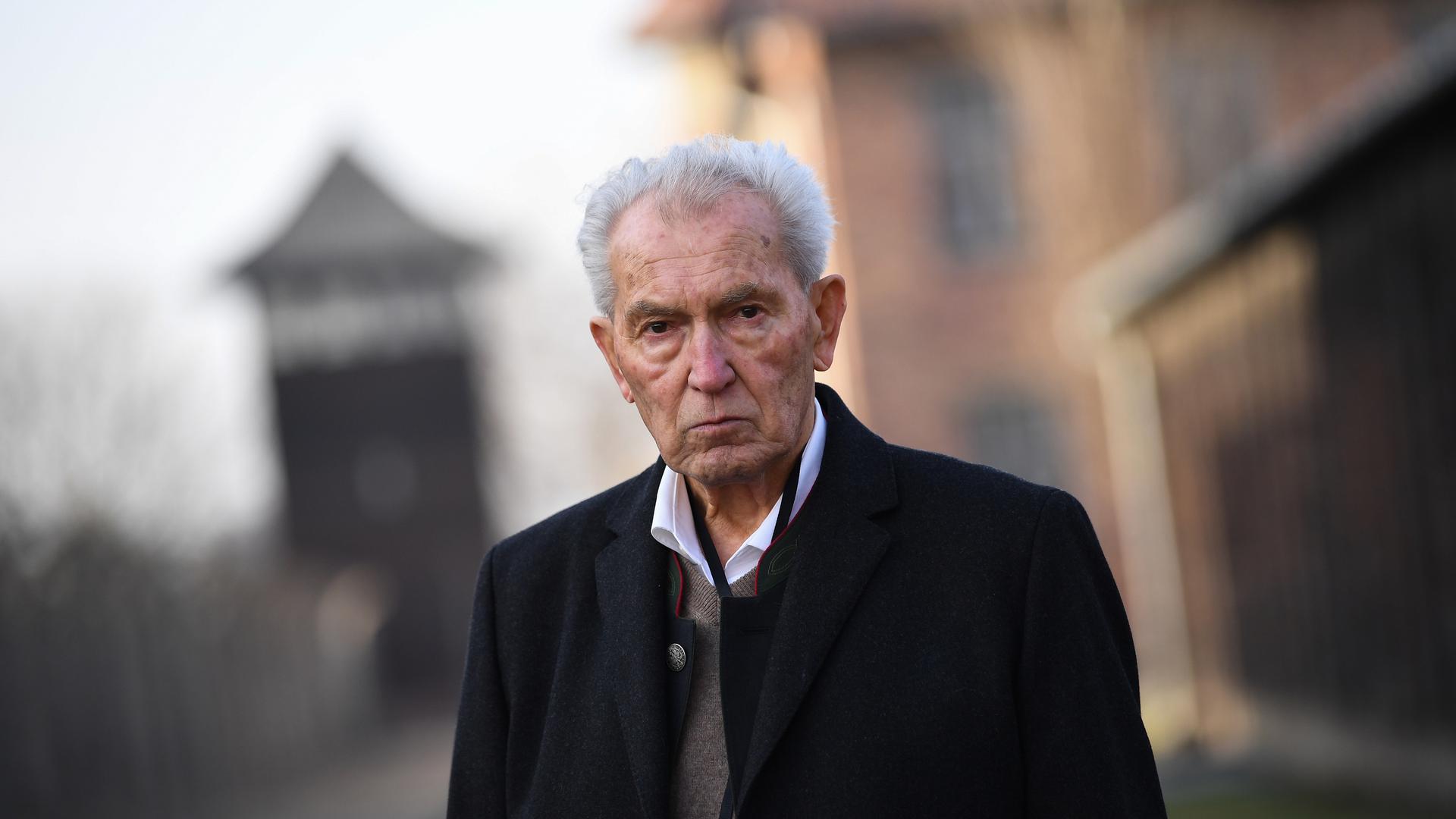 Hermann Höllenreiner, Holocaust-Überlebender, besucht das ehemalige deutsche nationalsozialistische Konzentrations- und Vernichtungslager Auschwitz-Birkenau.