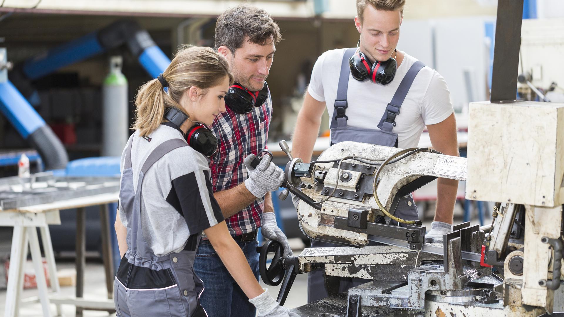 Moins de candidats à l'apprentissage, mais surtout moins de places offertes par les entreprises. Voilà qui est préoccupant pour l'emploi comme pour la transmission des savoirs professionnels.