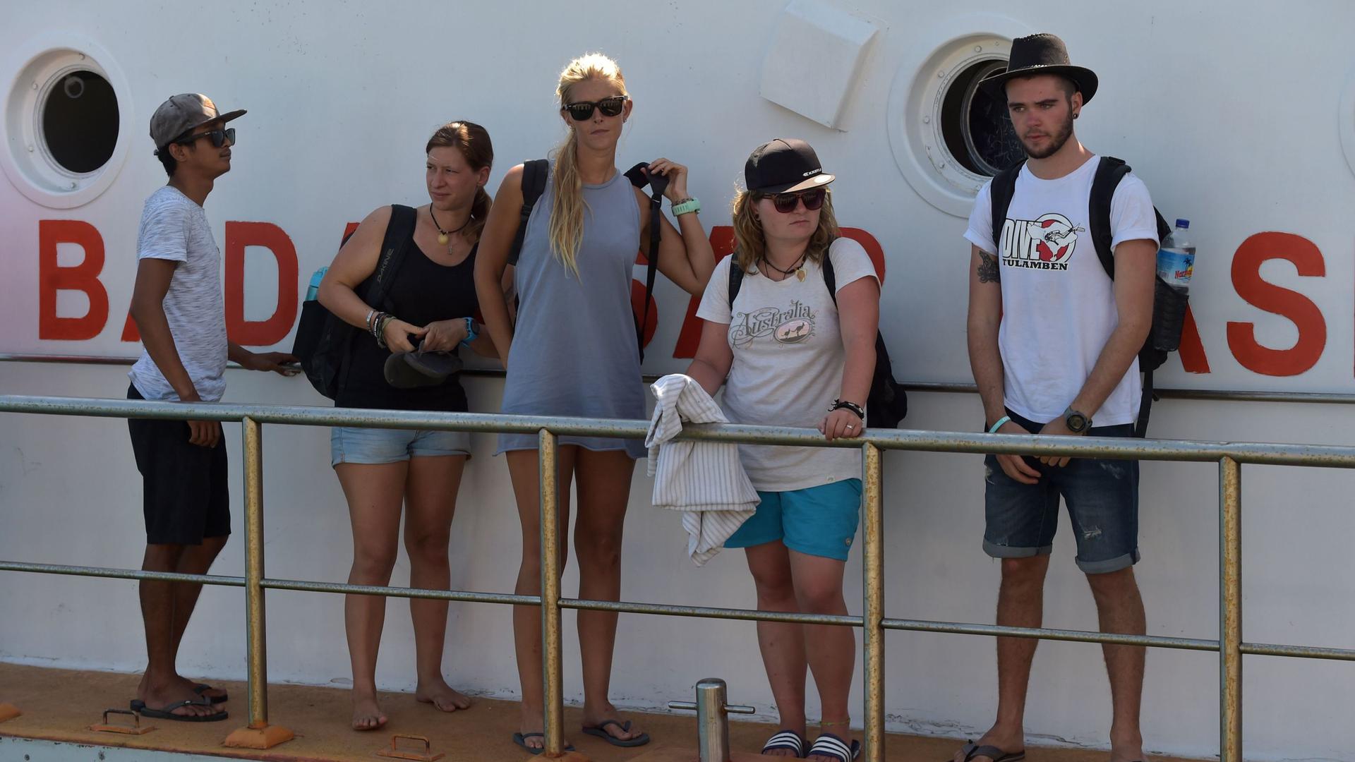 Des touristes arrivent sur un bateau affrété par les secours au nord de l'île de Lombok.