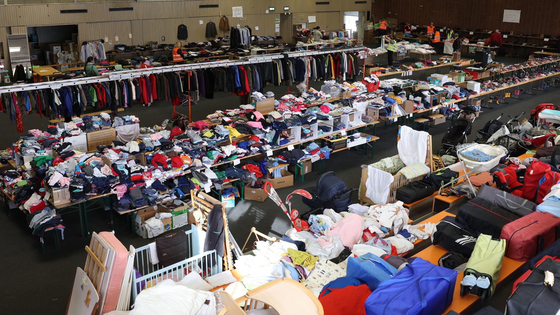 O antigo pavilhão desportivo de Contern foi transformado num centro de entrega e recolha de bens essenciais para refugiados ucranianos.
